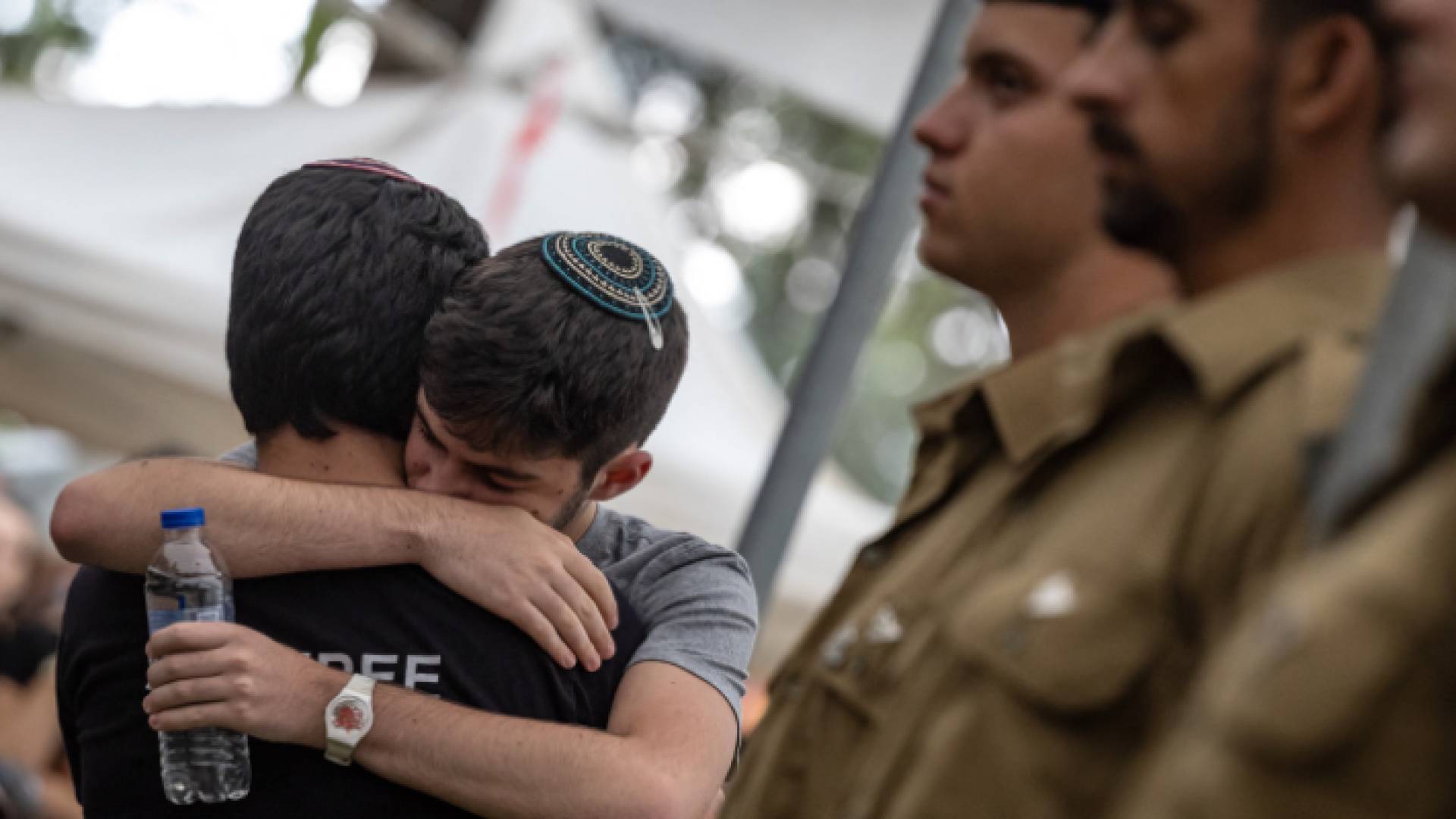 مستوطن يبكي جنديا قتلته المقاومة الفلسطينية في قطاع غزة