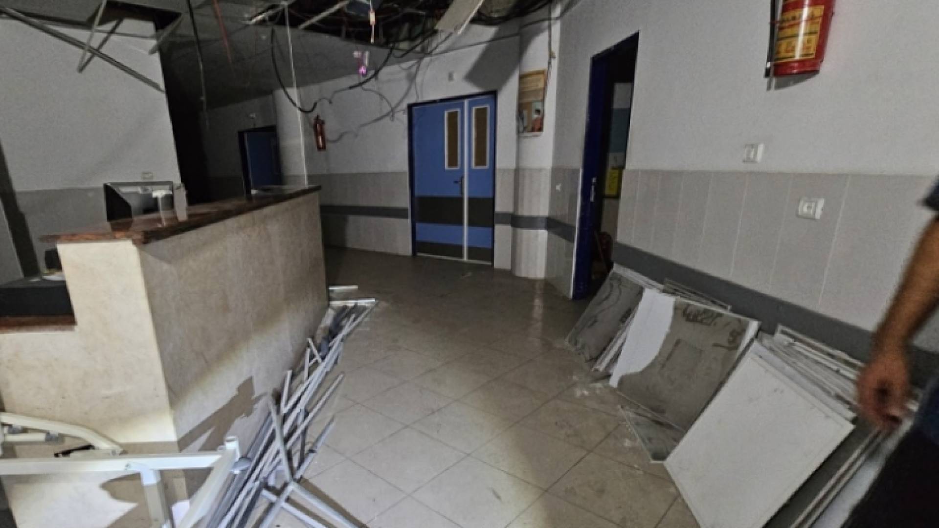 أضرار لحقت في المستشفى جراء قصف الاحتلال