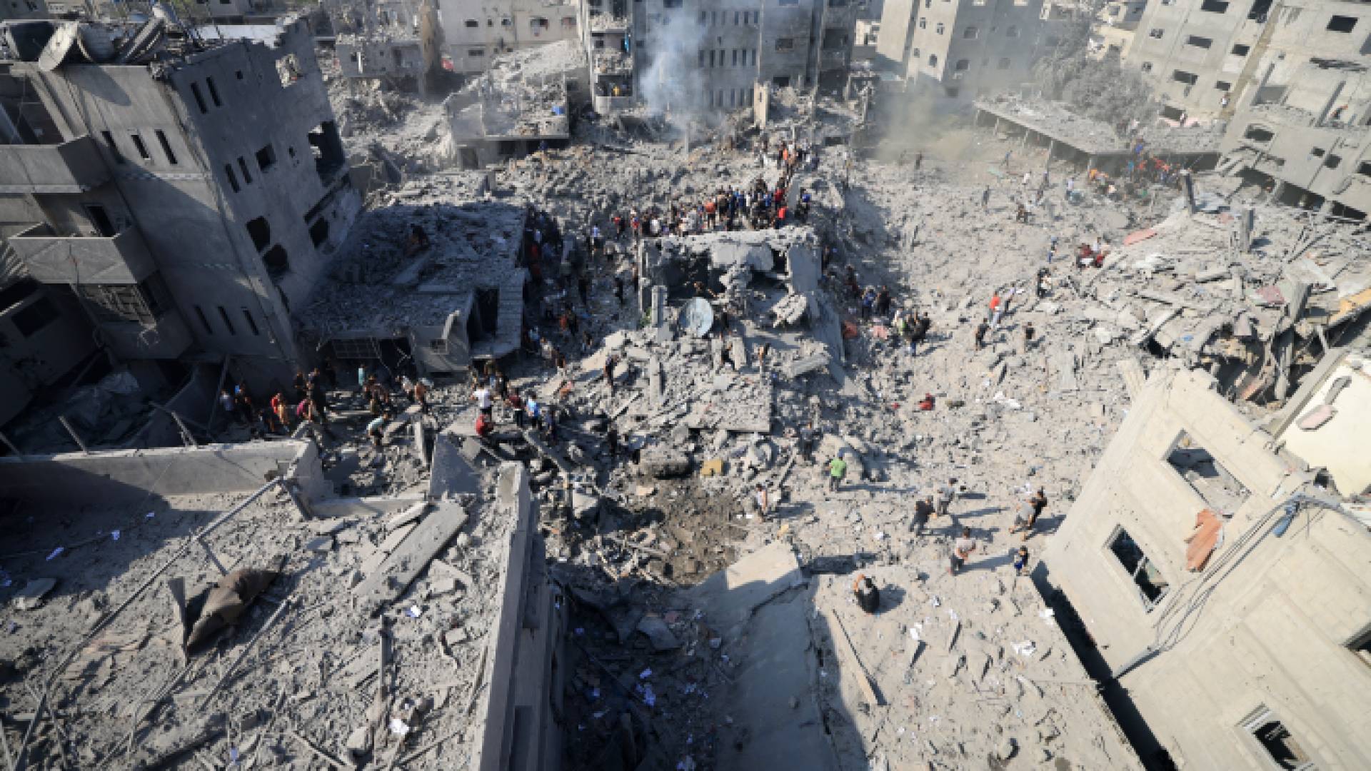 آثار الدمار التي خلفها قصف الاحتلال في مخيم البريج بقطاع غزة