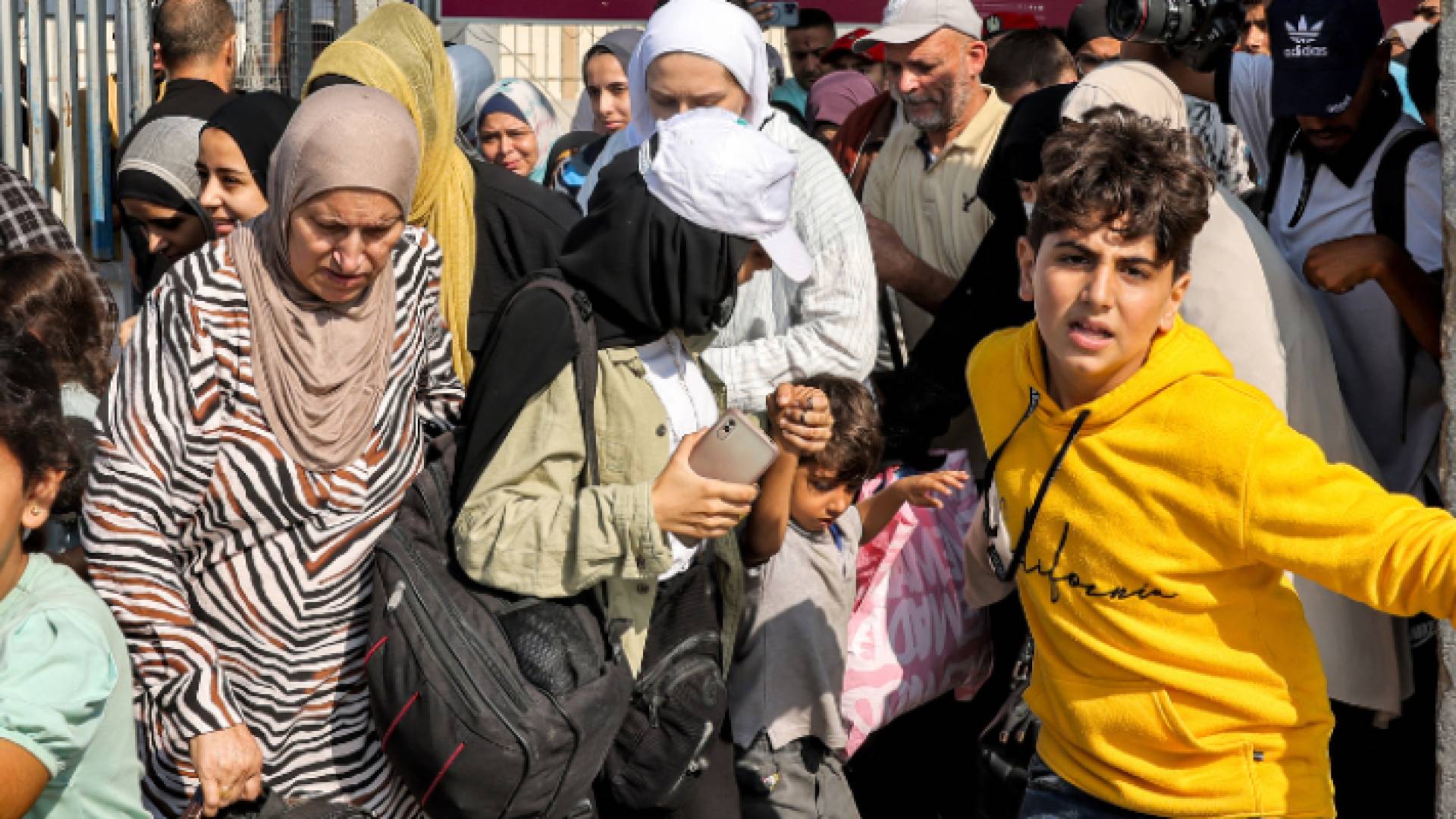 فلسطينيون أثناء مغادرتهم قطاع غزة