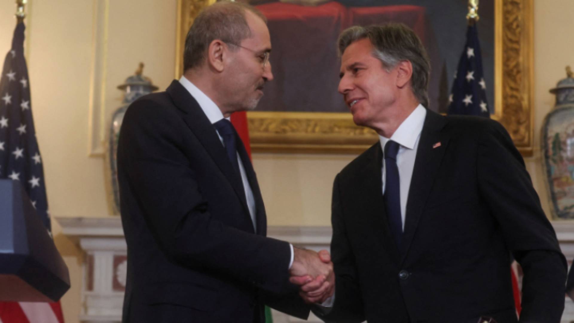 وزير الخارجية أيمن الصفدي ونظره الأمريكي