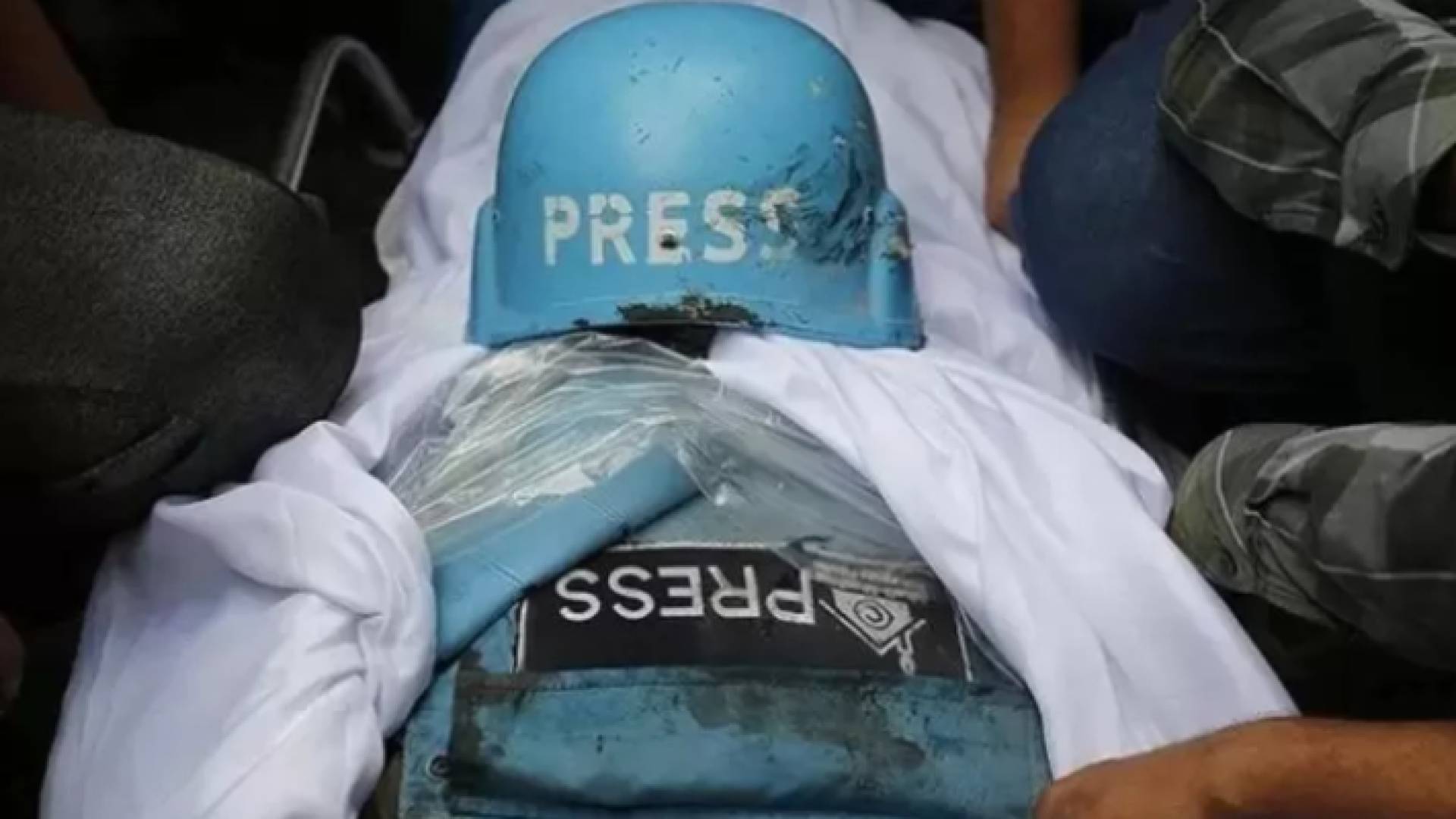 أثناء تشييع أحد الشهداء الصحفيين في غزة