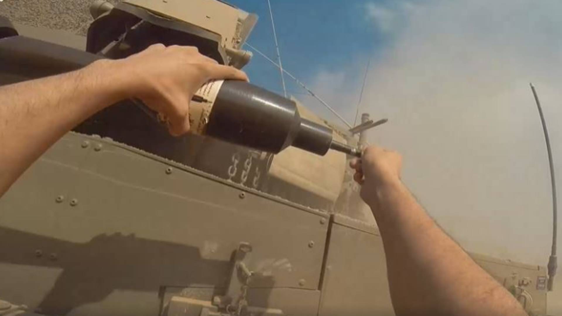 أحد عناصر القسام يضع قنبلة على دبابة من المسافة صفر