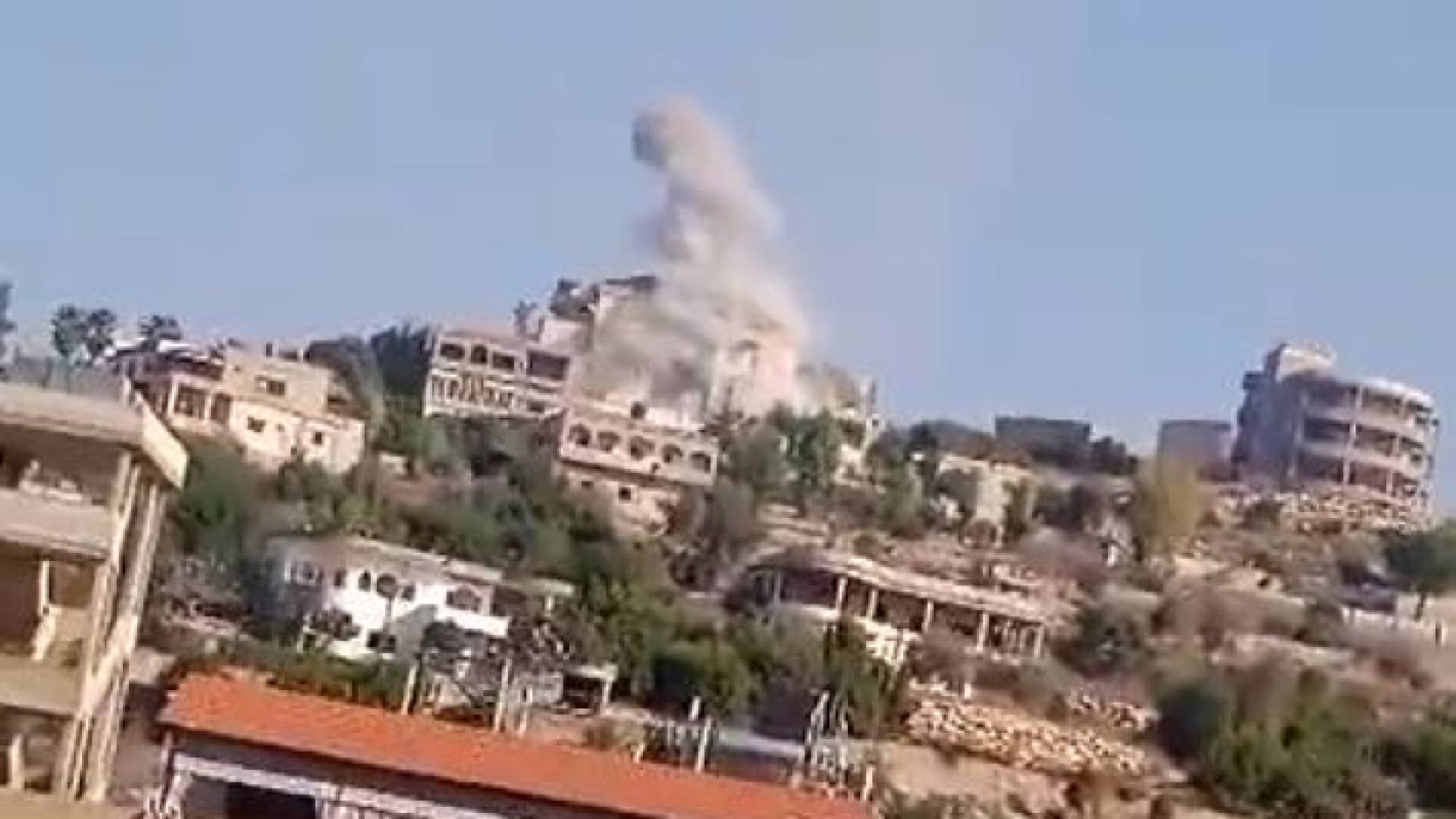الصورة لحظة استهداف طيران الاحتلال المنزل