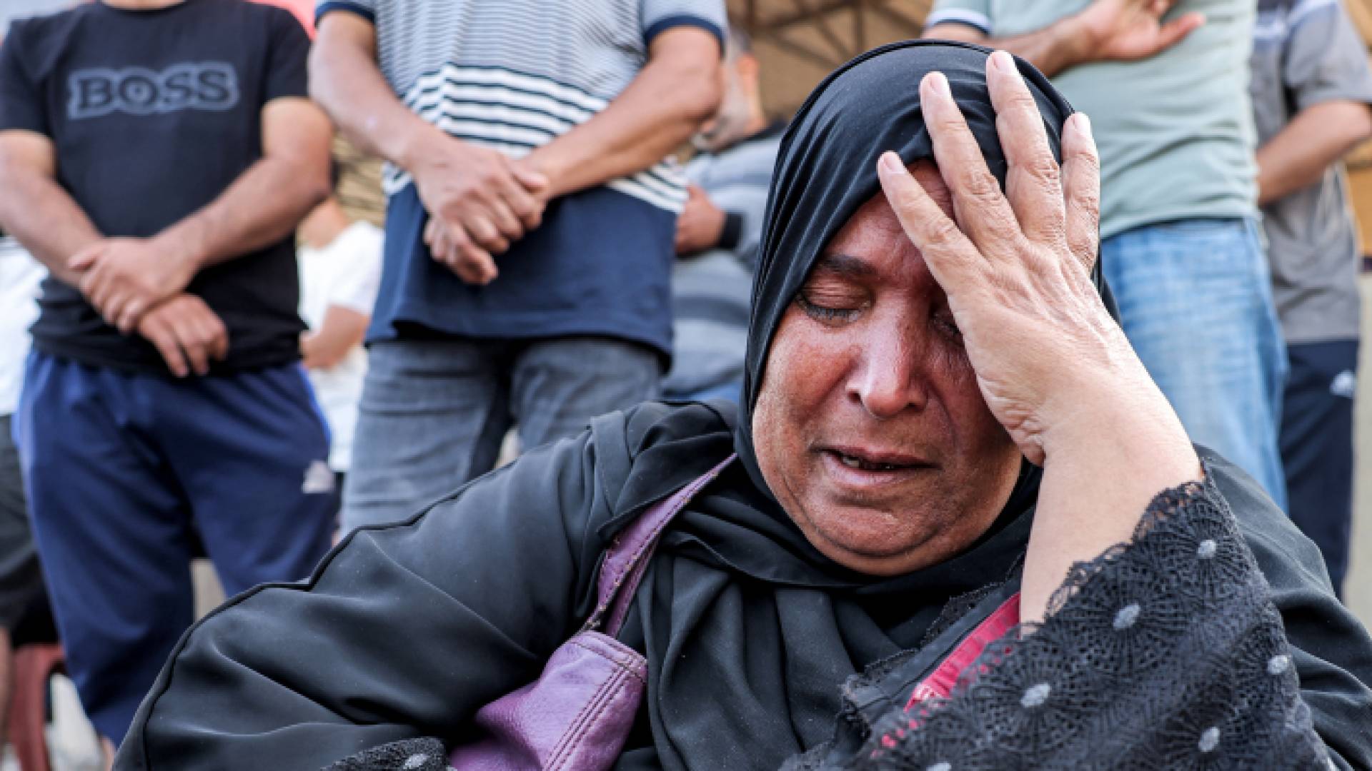 فلسطينية تبكي عقب استهداف الاحتلال الإسرائيلي منزلها