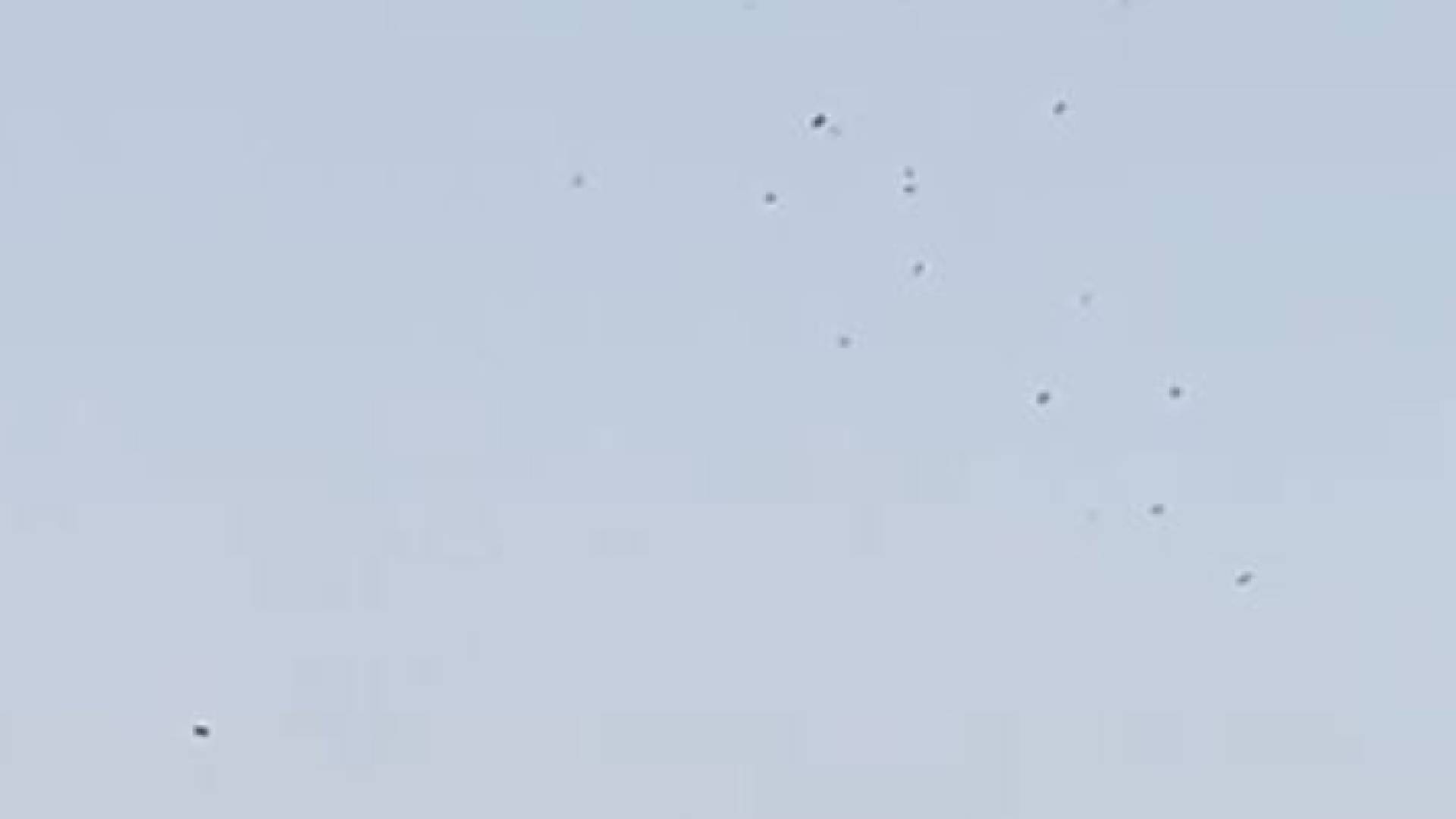 طائرات الاحتلال تلقي المنشورات