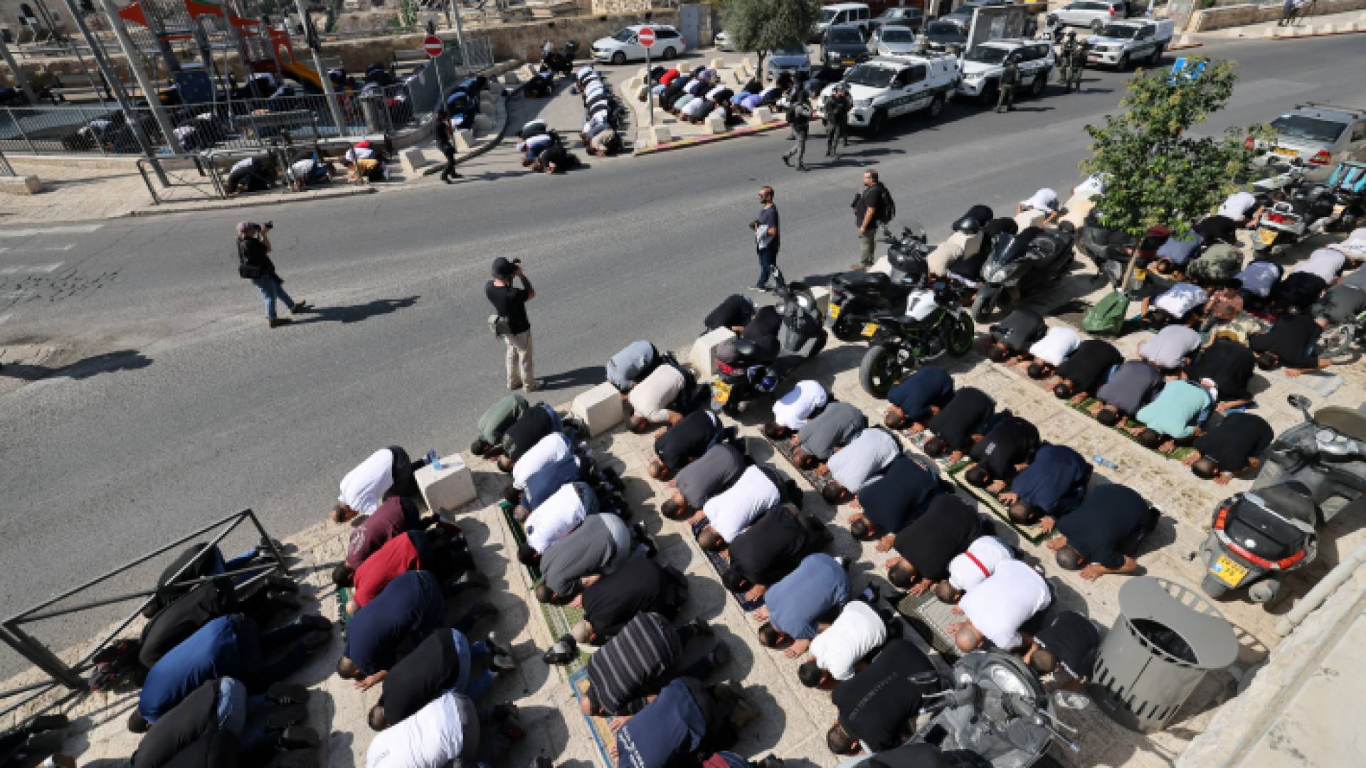فلسطينيون يؤدون صلاة الجمعة في احد شوارع القدس