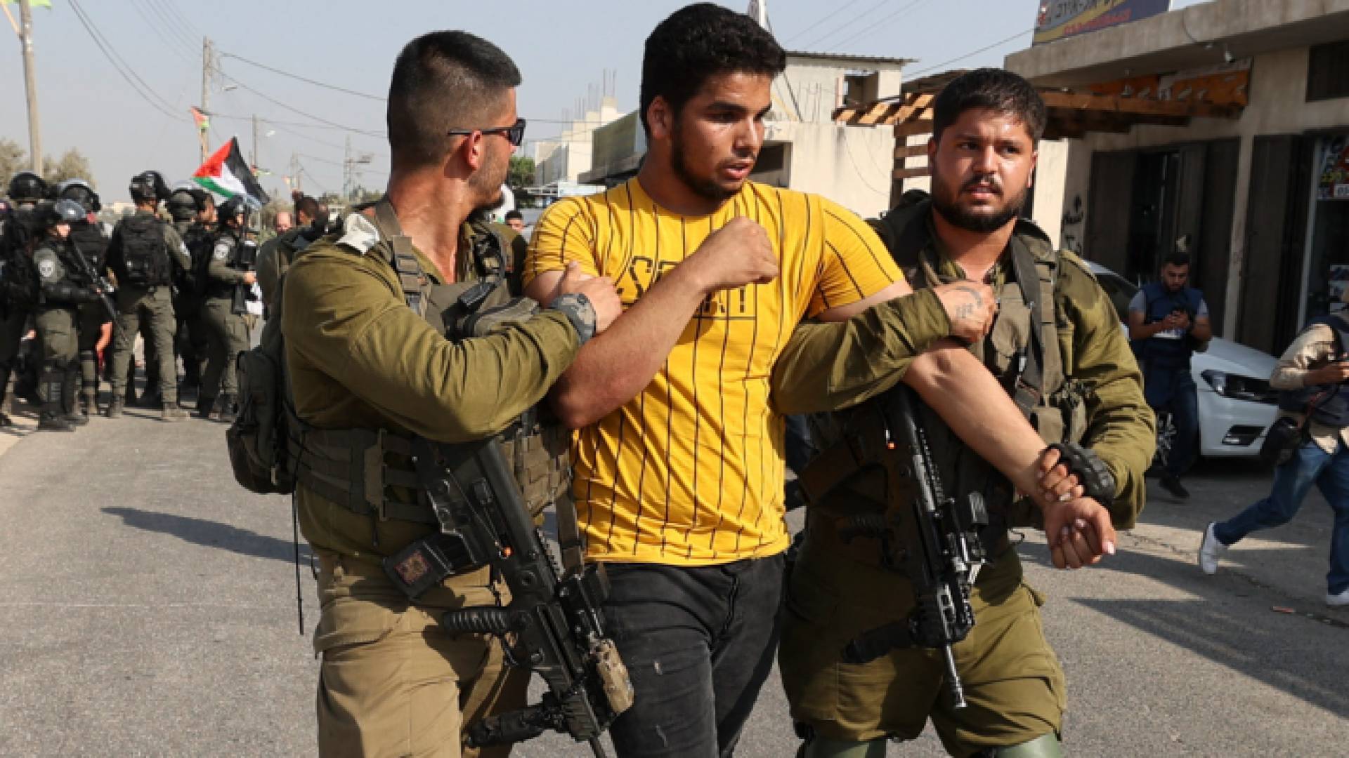 قوات الاحتلال تعتقل فلسطينيا في الضفة الغربية