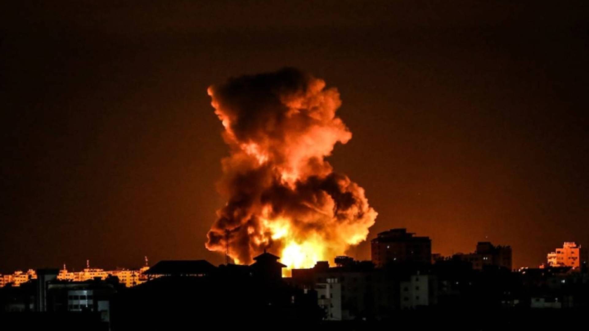 نيران تتصاعد جراء قصف الاحتلال على غزة