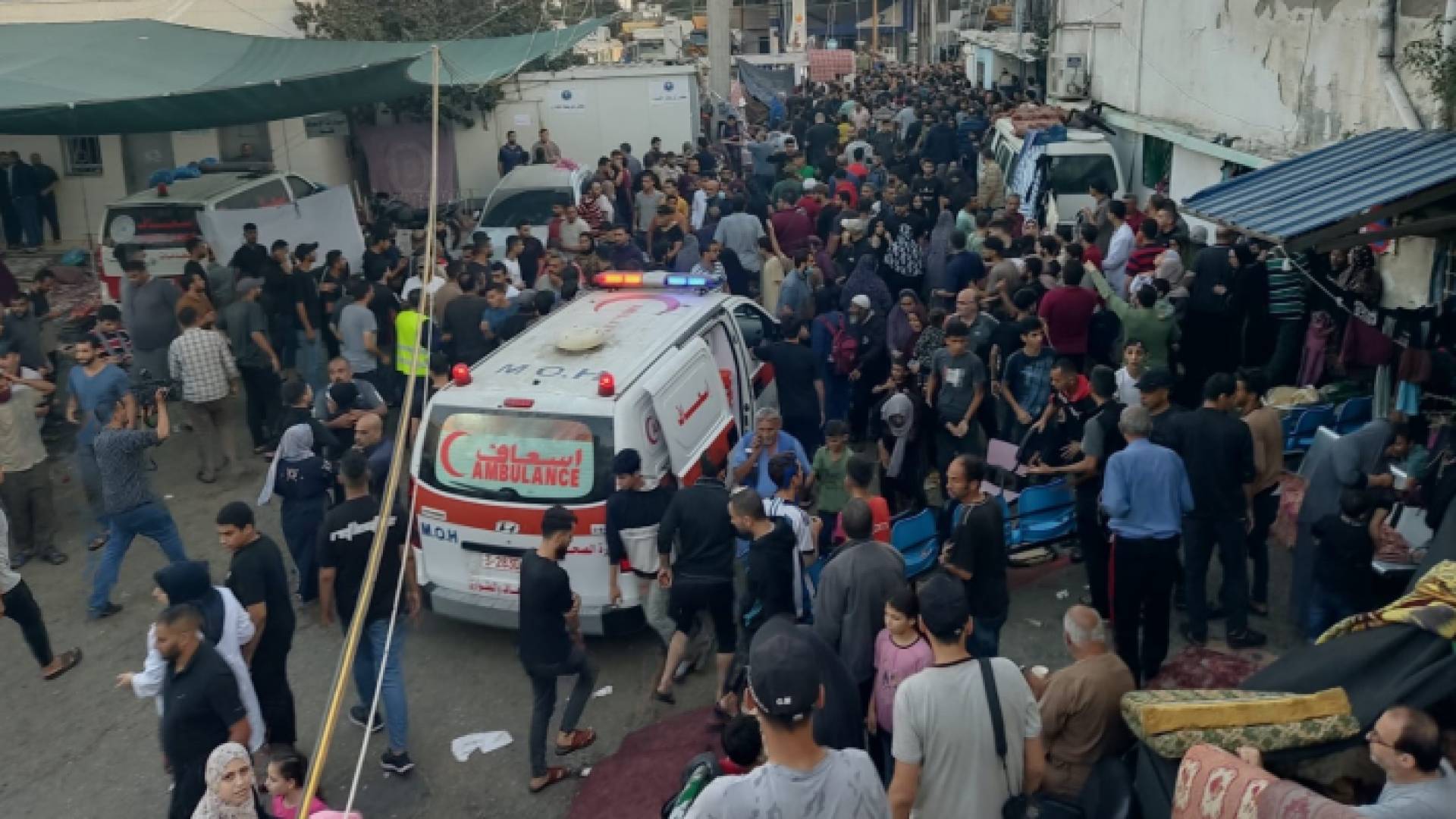 استهداف اسعاف أمام مجمع الشفاء الطبي