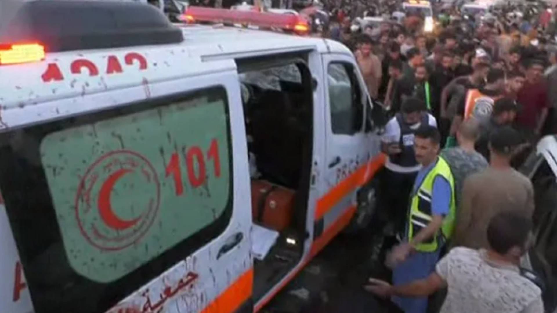 قصف سيارة إسعاف أمام مستشفى الشفاء الطبي