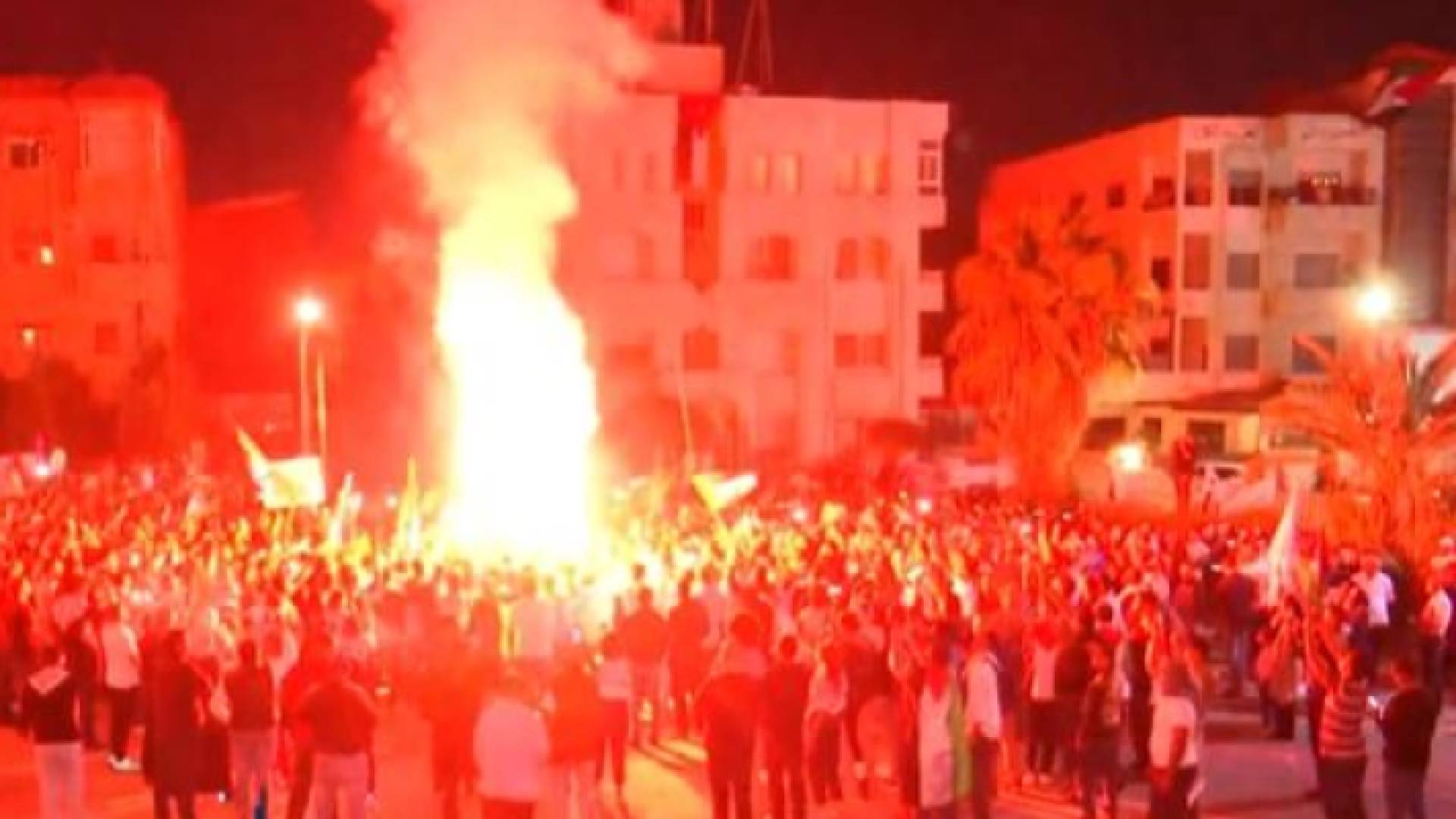 متظاهرون يشعلون الشماريخ في وقفة الرابية