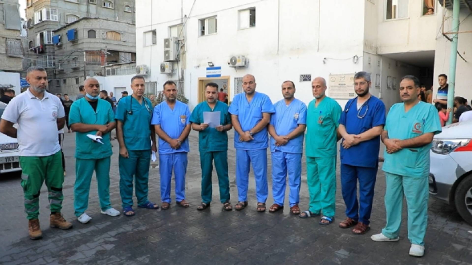 الطاقم الطبي في مستشفى كمال عدوان