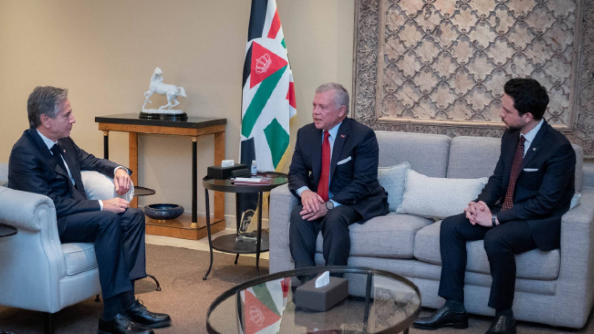 جلالة الملك وولي العهد خلال لقاء وزير الخارجية الأمريكي أنتوني بلينكن