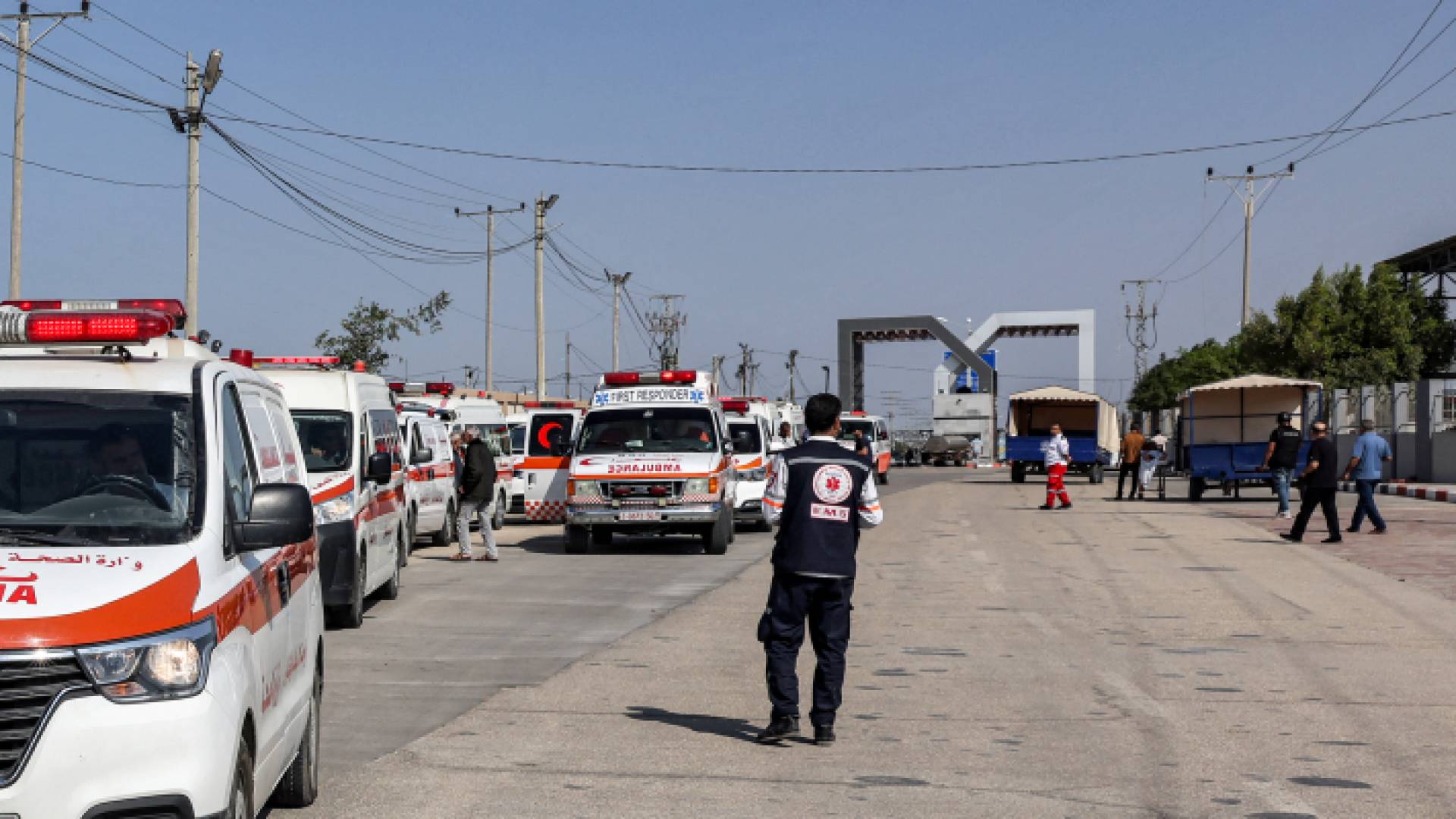 سيارات الإسعاف التي تحمل ضحايا ضربات الاحتلال في معبر رفح