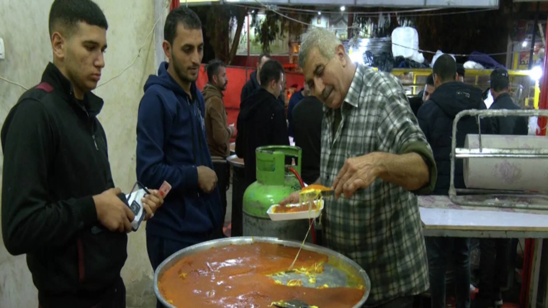 "أبو شادي" يقدم الكنافة في حي الزيتون جنوب مدينة غزة
