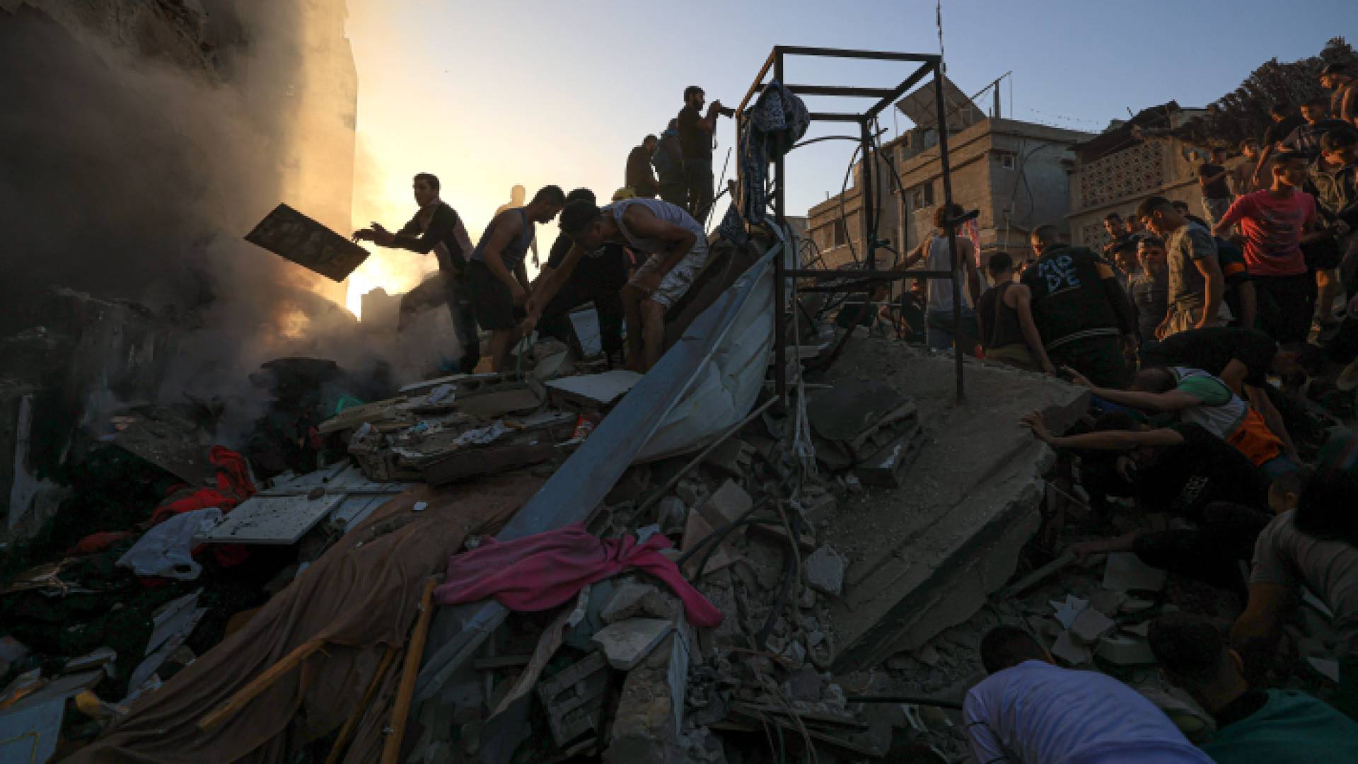 فلسطينيون يبحثون عن ضحايا ومصابين جراء العدوان على قطاع غزة