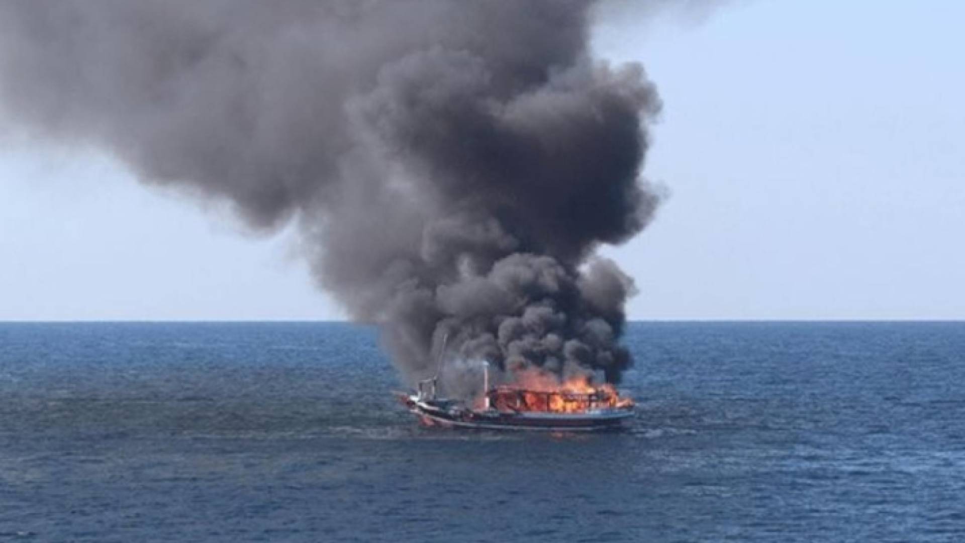 مركب لأحد الصيادين في بحر غزة