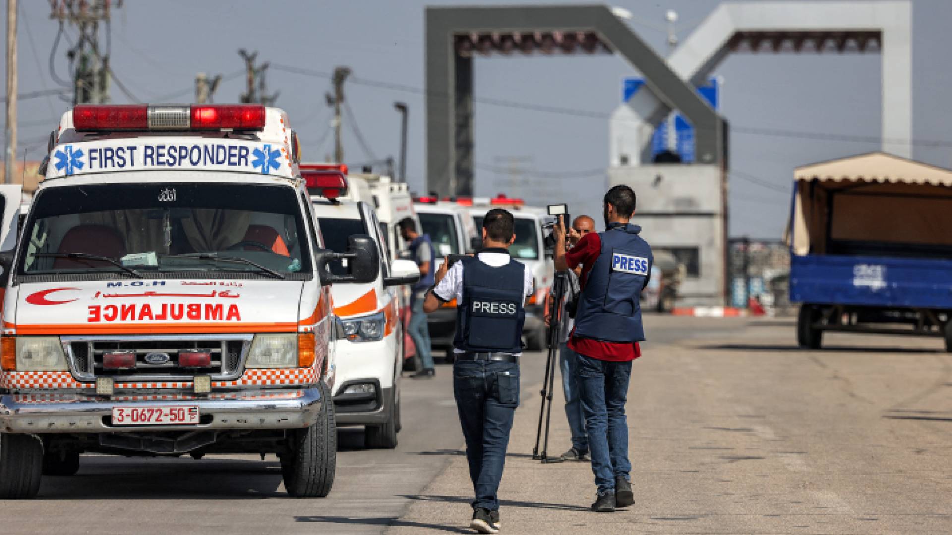 سيارات الاسعاف قرب معبر رفح