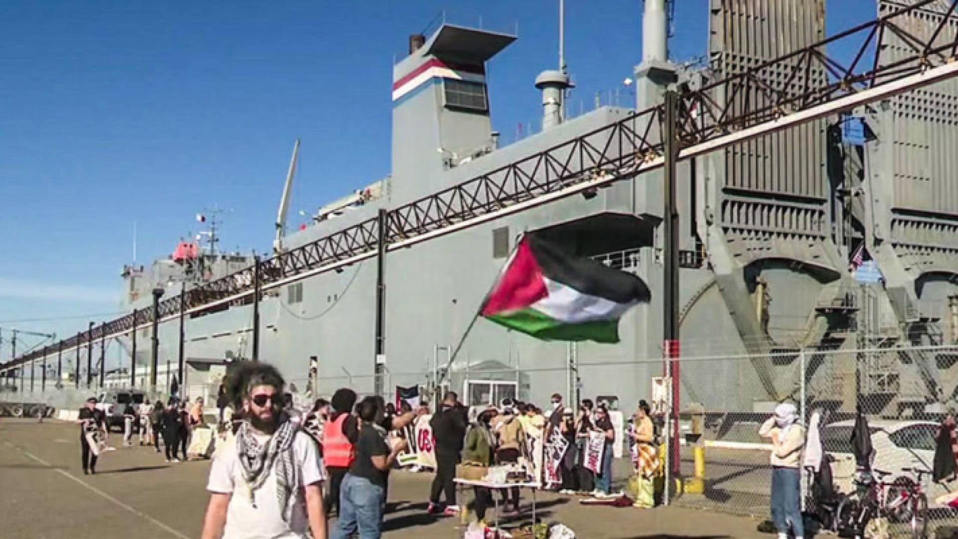 المحتجون أمام السفينة الأمريكية