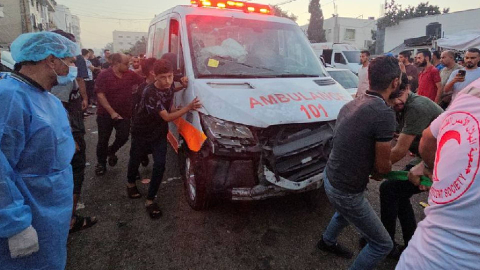 استهداف سيارة اسعاف أمام بوابة مجمع الشفاء الطبي