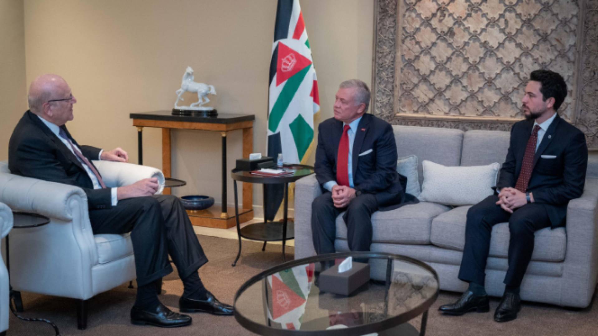 الملك يلتقي بحضور ولي العهد، رئيس حكومة تصريف الأعمال في لبنان