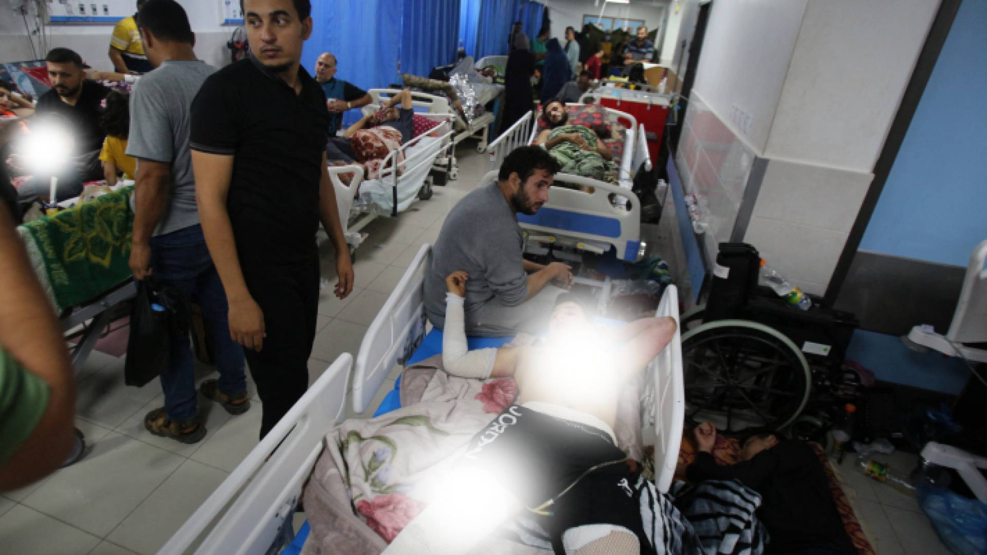 يتلقى الأشخاص المصابون الرعاية الطبية في وحدة الطوارئ في القطاع