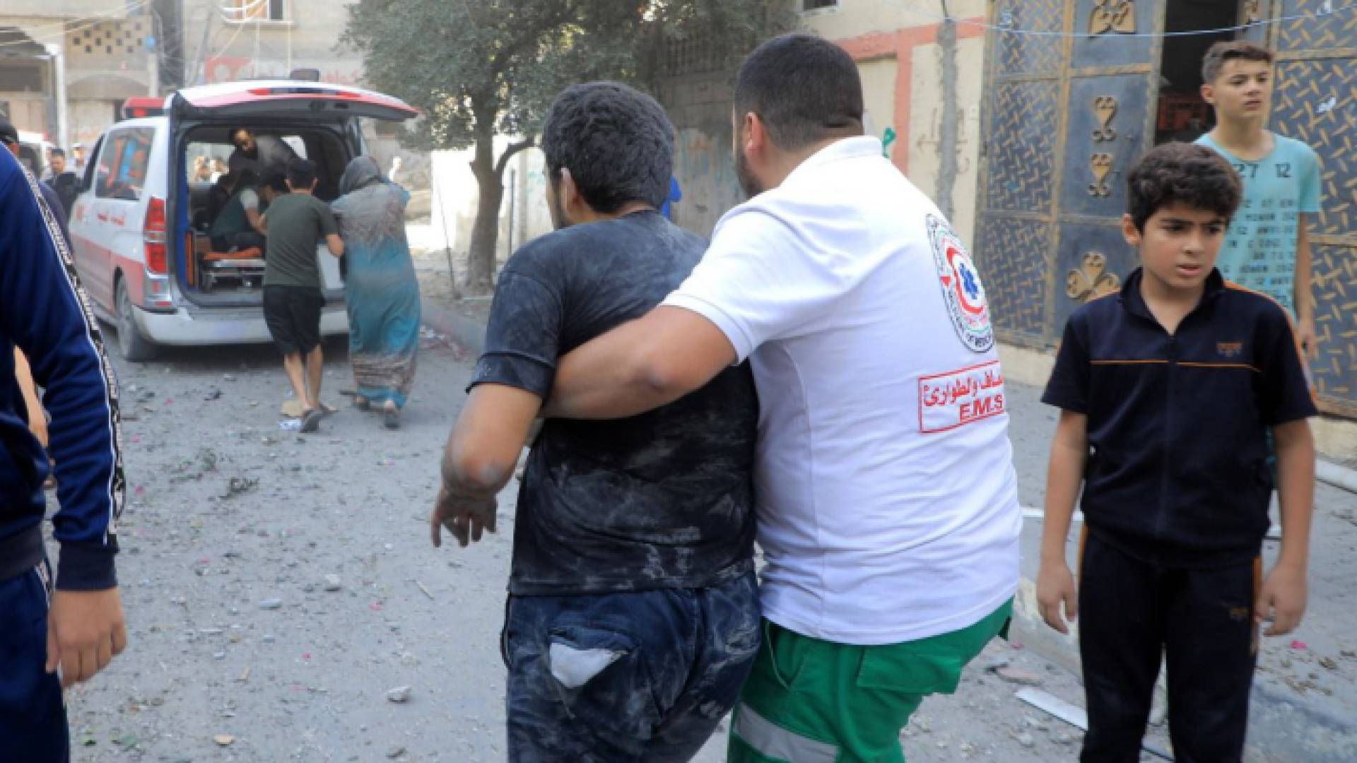 فرق الإسعاف خلال نقل أحد المصابين من جراء قصف الاحتلال الإسرائيلي لقطاع غزة