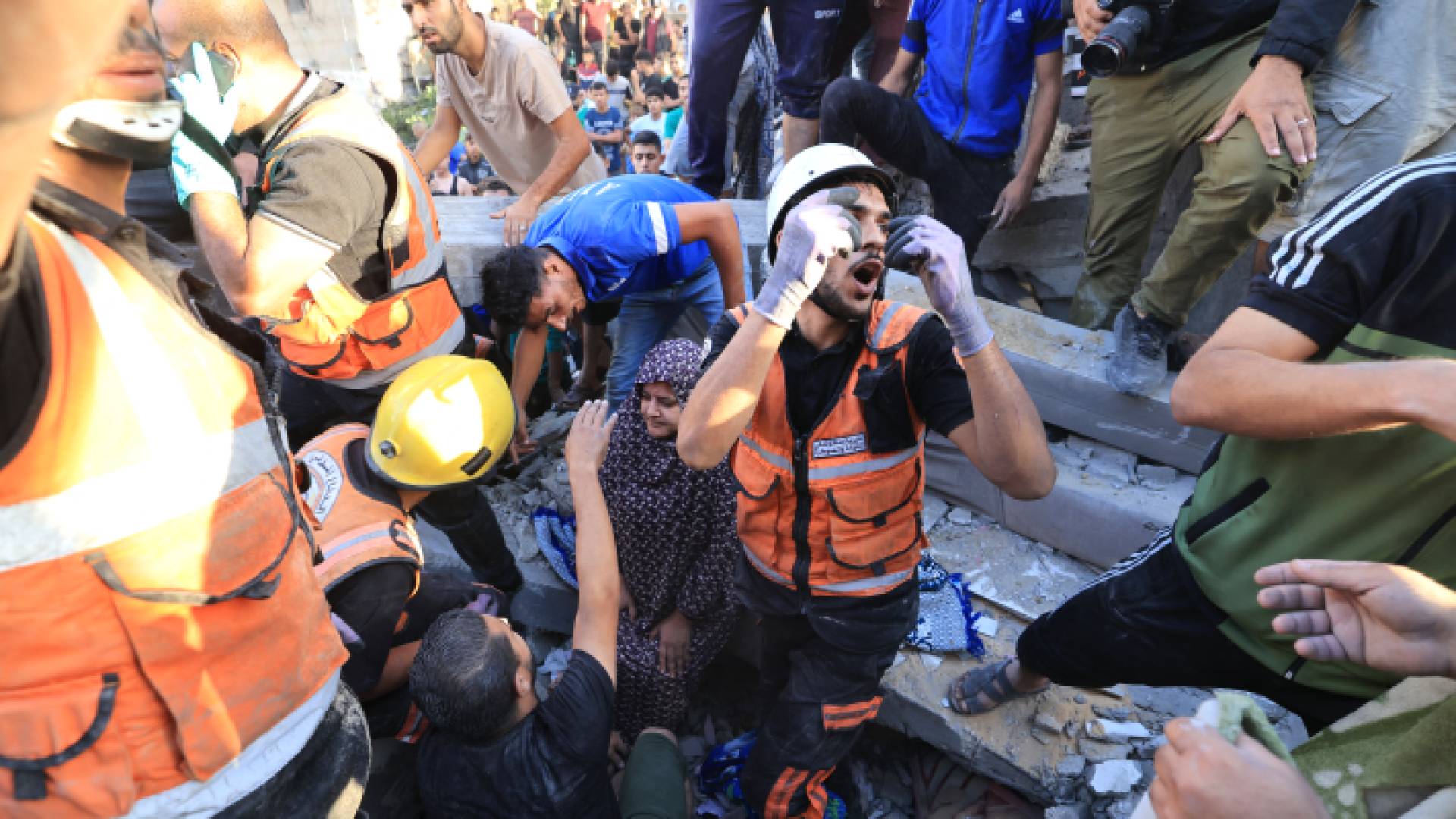 مسعفون يبحثون عن ناجين وشهداء تحت منزل تعرض للقصف في قطاع غزة