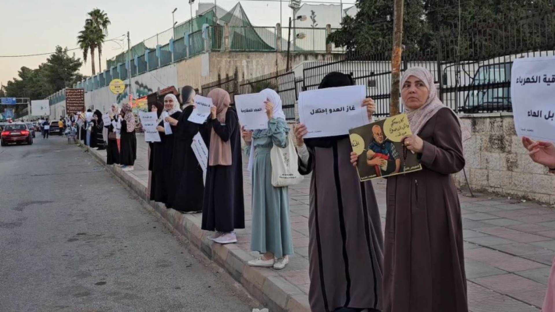 أردنيون مشاركون في السلسلة البشرية بمحافظة إربد