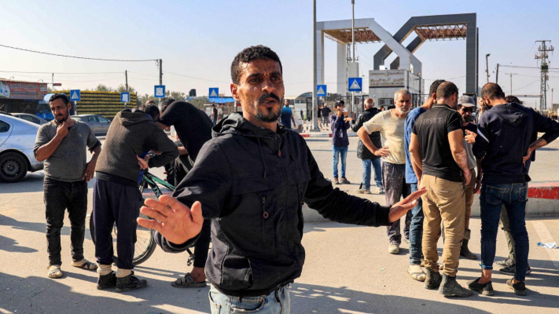 فلسطينيون في قطاع غزة عند معبر رفح الحدودي مع مصر