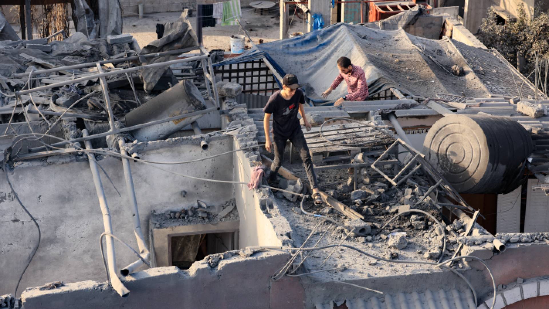 فلسطينيان عقب قصف منزلهما من قبل الاحتلال في قطاع غزة