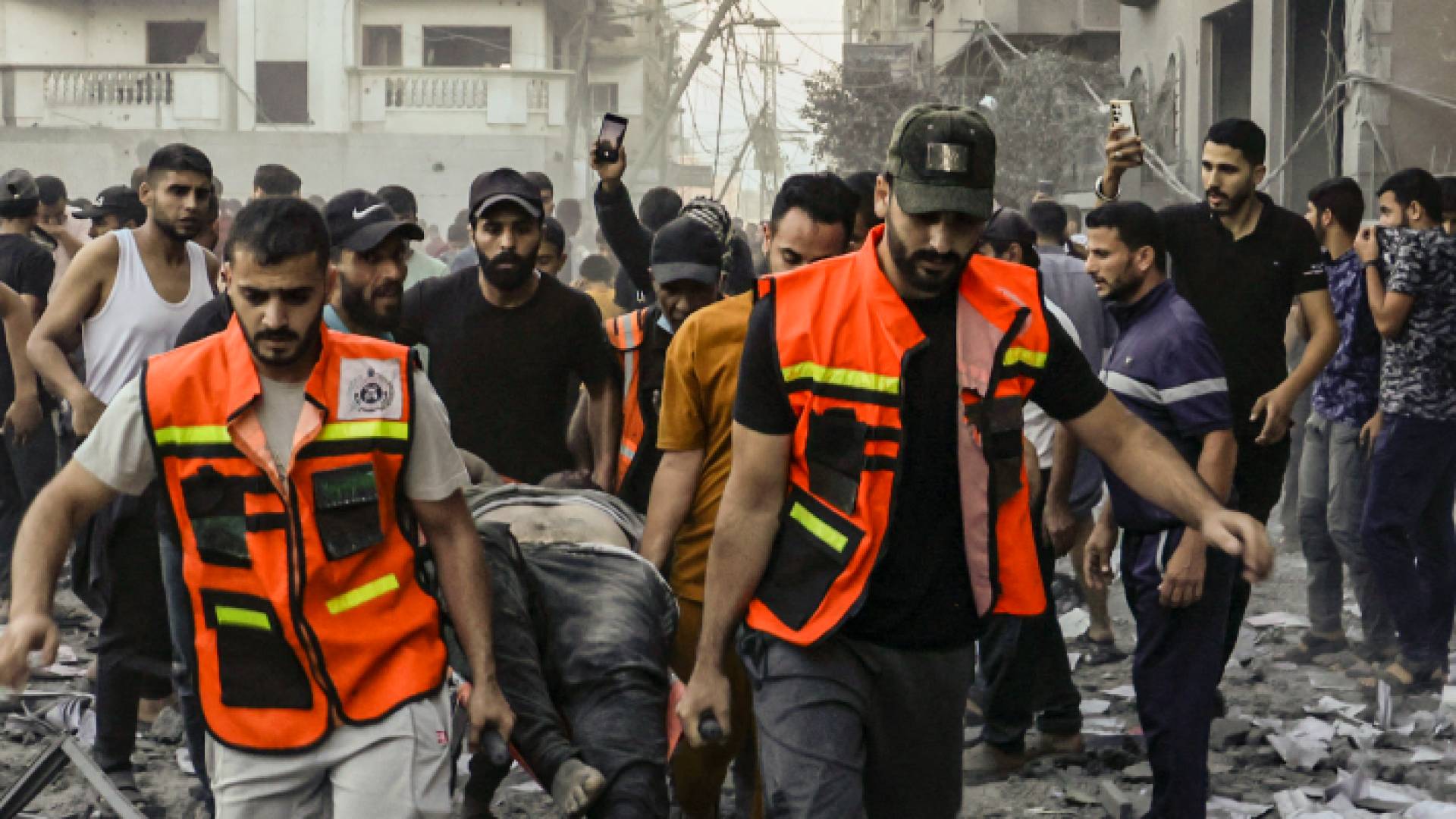 فرق الانقاذ تجلي المصابين في غزة