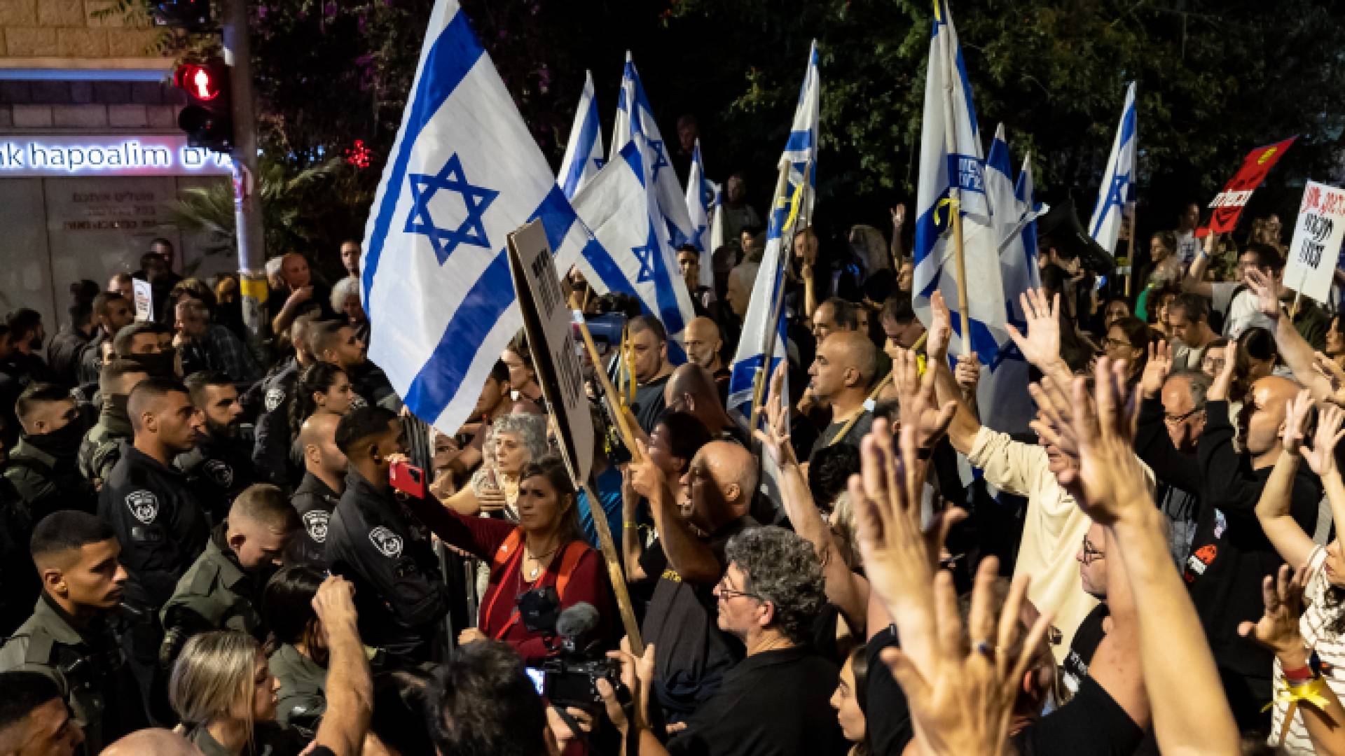 عائلات محتجزين لدى حماس أثناء اعتصامهم في تل أبيب - أرشيفية