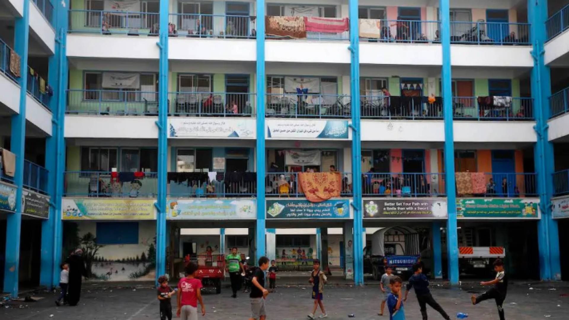 نازحون داحل إحدى المدارس التابعة للأونروا