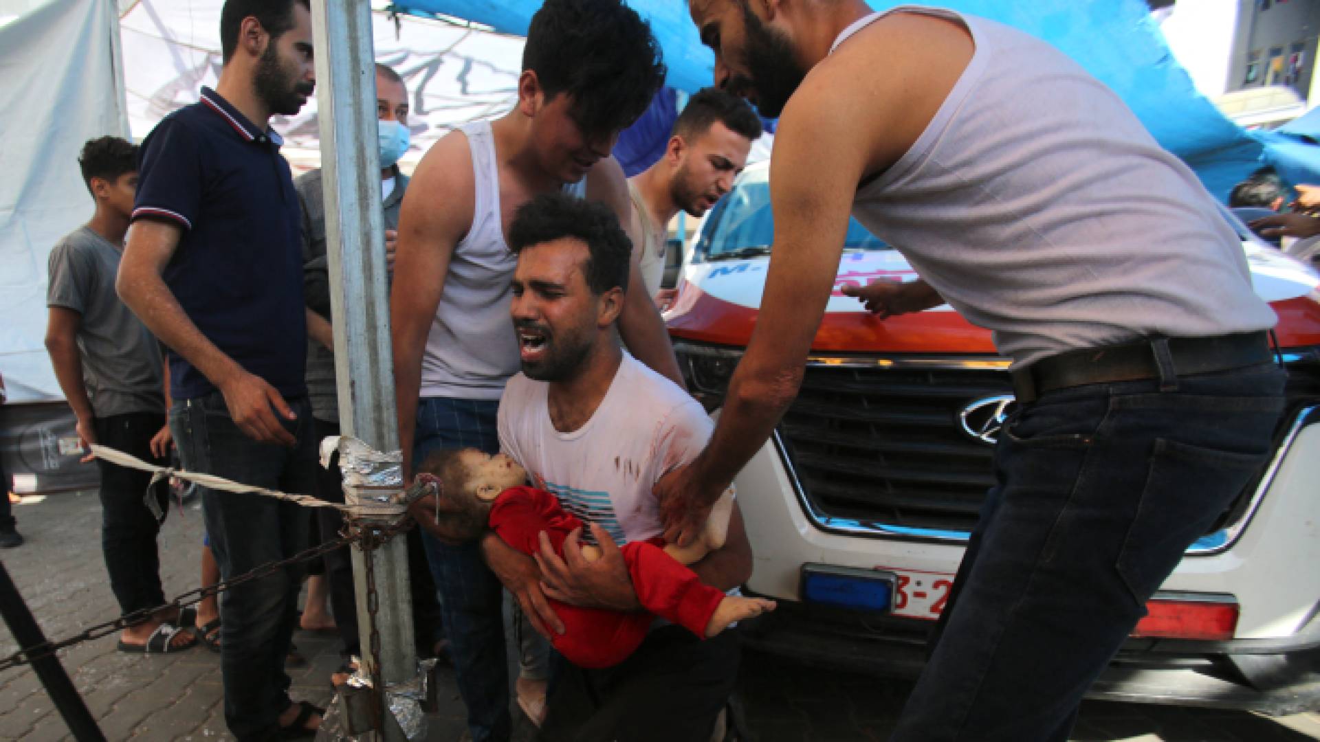 من أمام أحد مستشفيات قطاع غزة