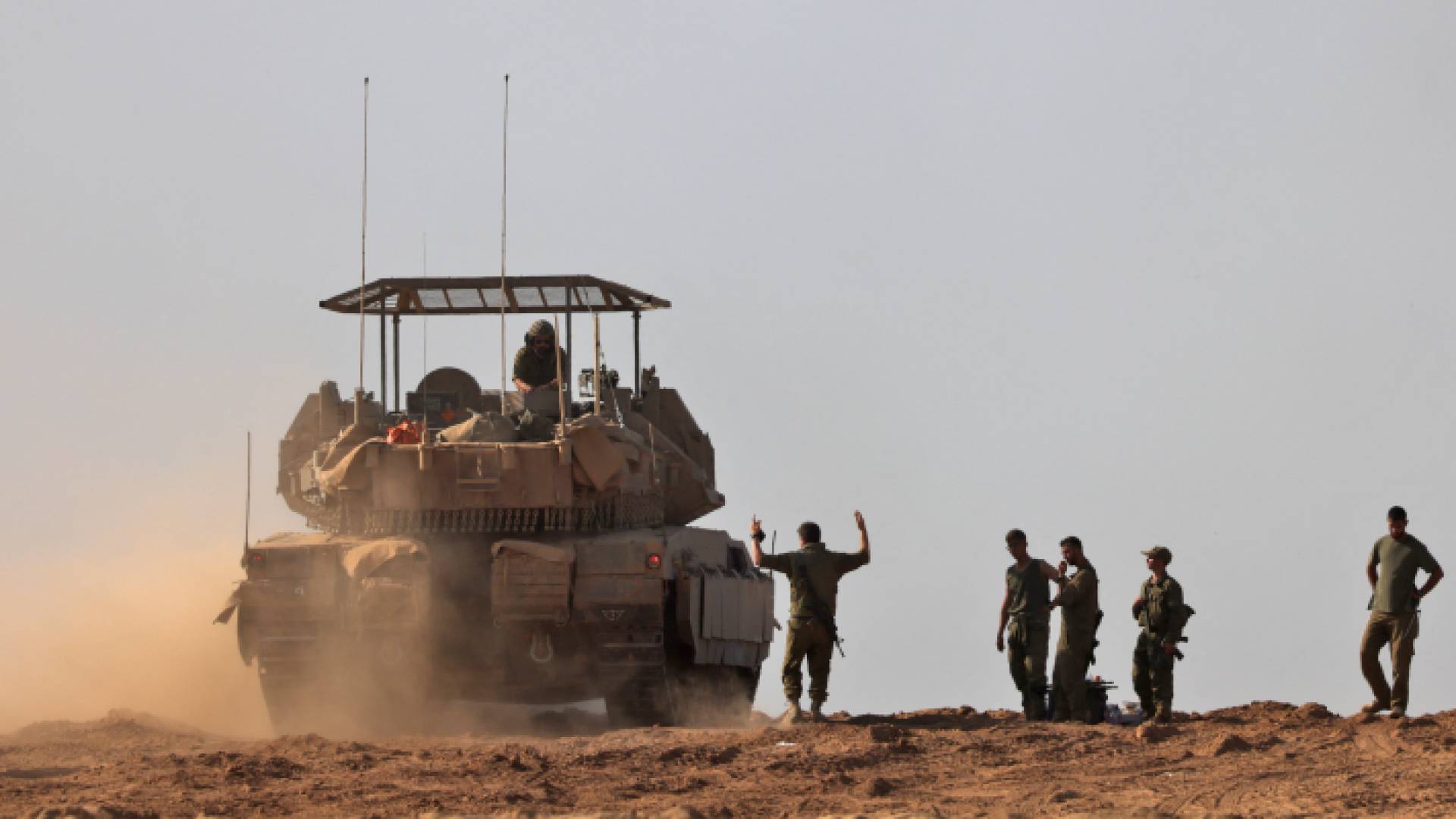 عناصر من قوات الاحتلال الإسرائيلي وآلية عسكرية