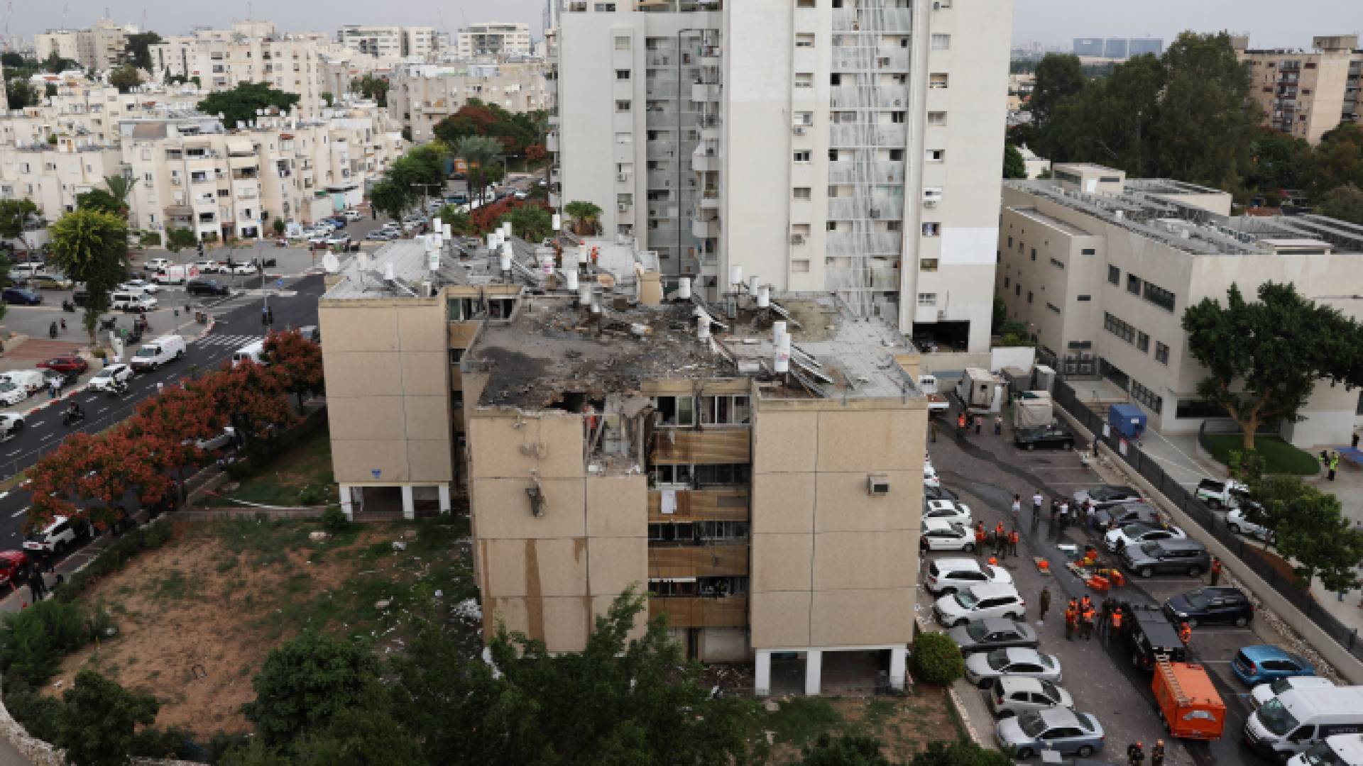 مبنى تعرض لإصابة بسبب صواريخ المقاومة الفلسطينية في غزة