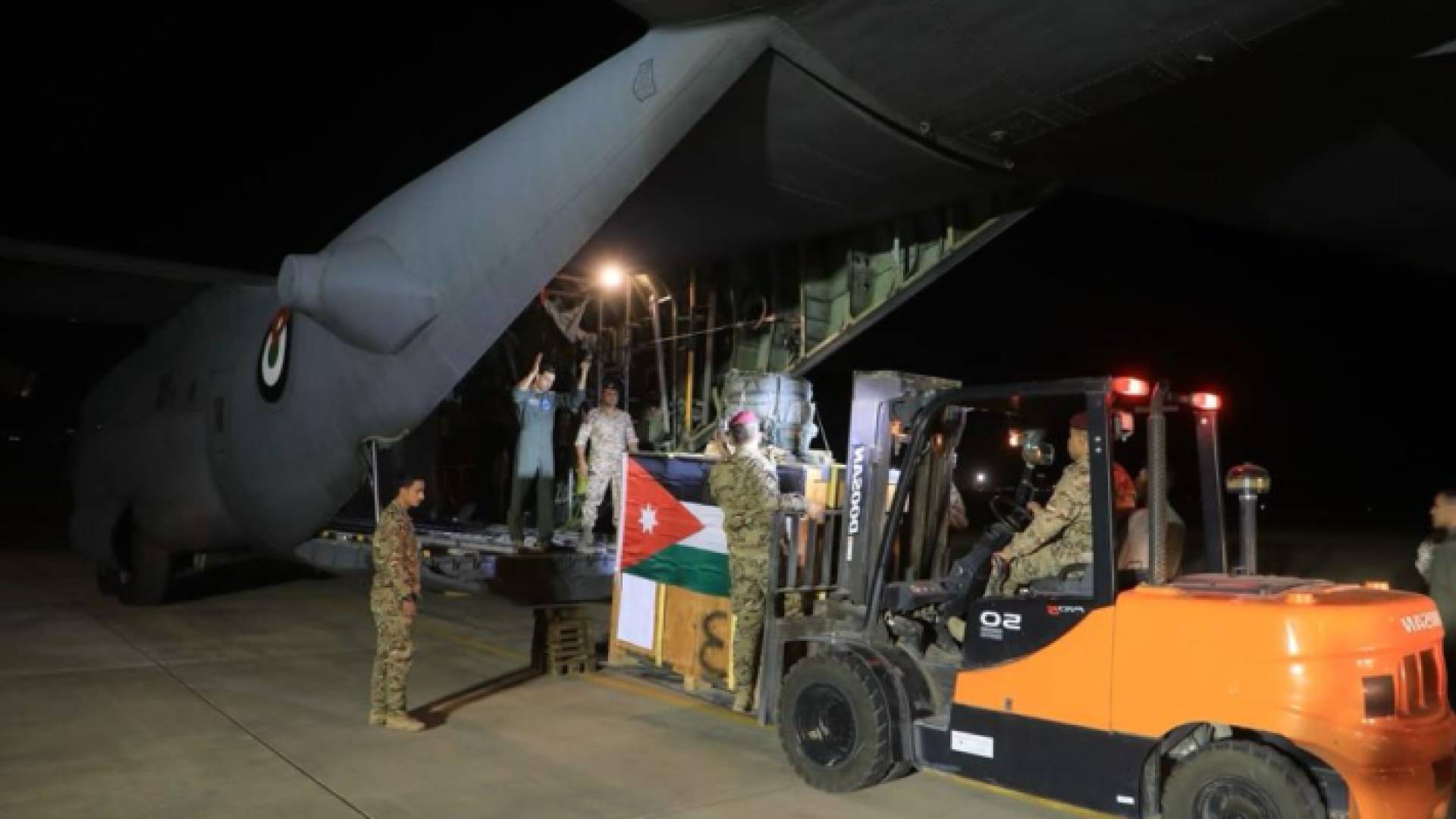 عملية إنزال المساعدات الطبية والدوائية جوا في غزة