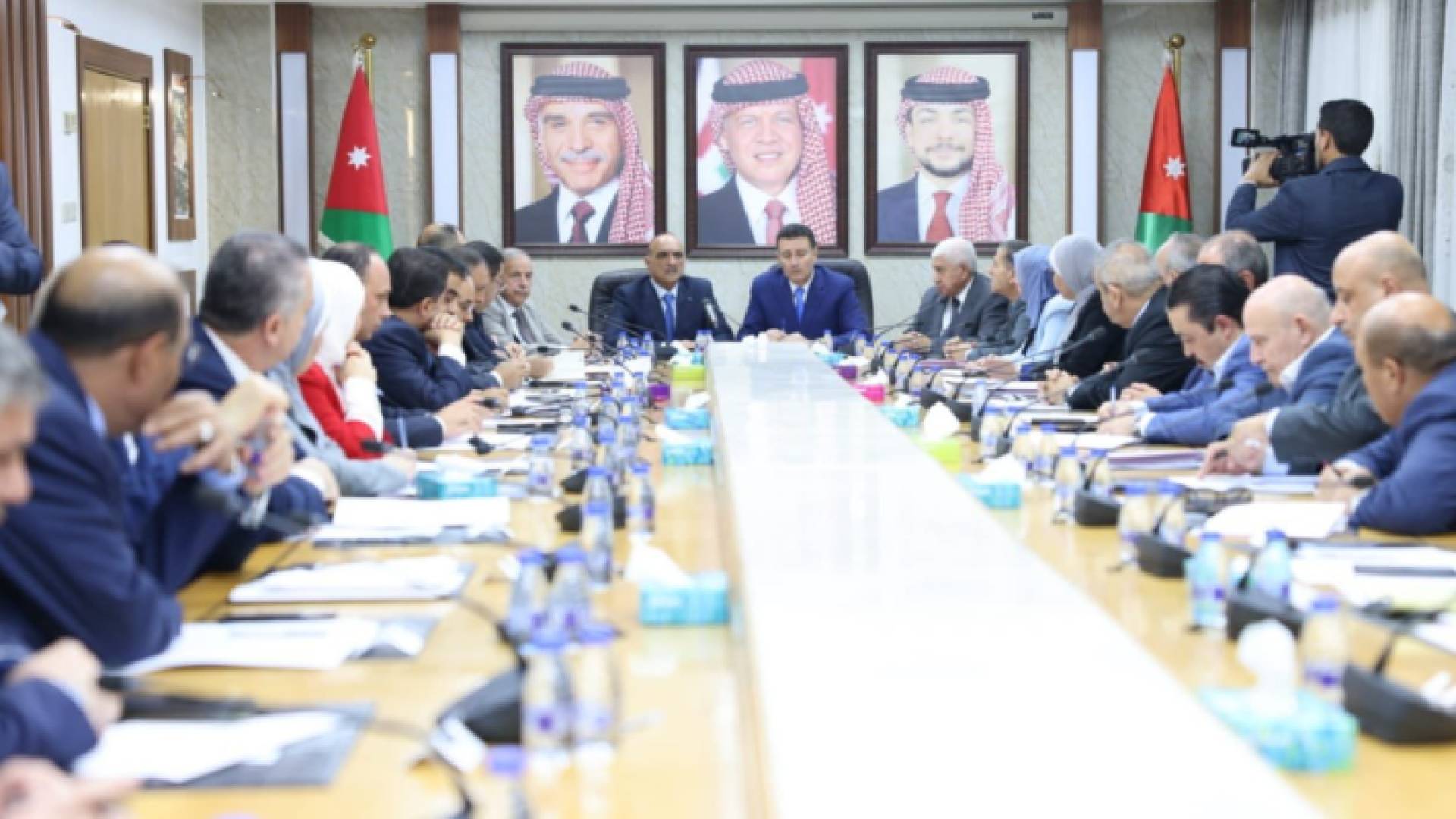 جانب من لقاء رئيس الوزراء بشر الخصاونة مع رئيس وأعضاء المكتب الدائم ورؤساء الكتل واللجان النيابية في مجلس النواب