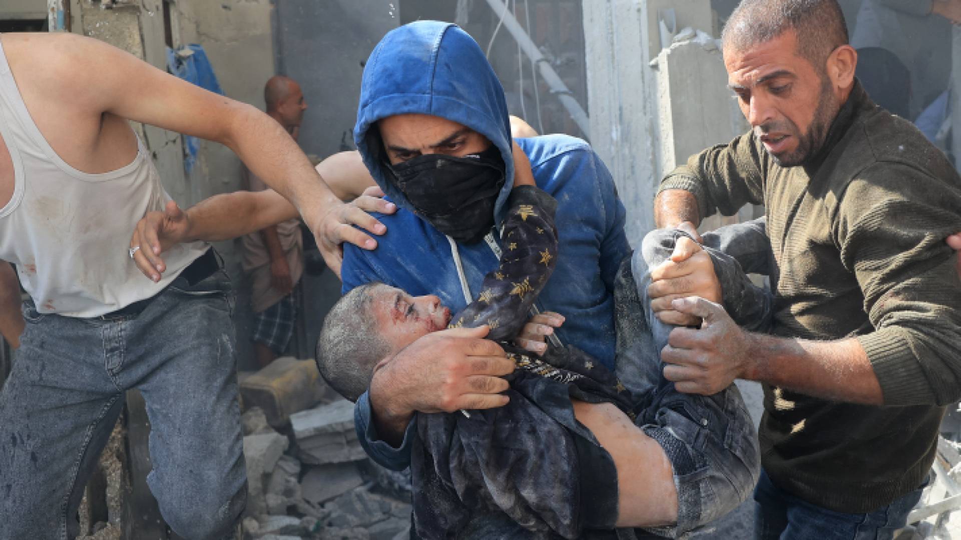 فلسطينيون يهرعون لإنقاذ طفلة أصيبت بقصف الاحتلال لمنزلها في قطاع غزة