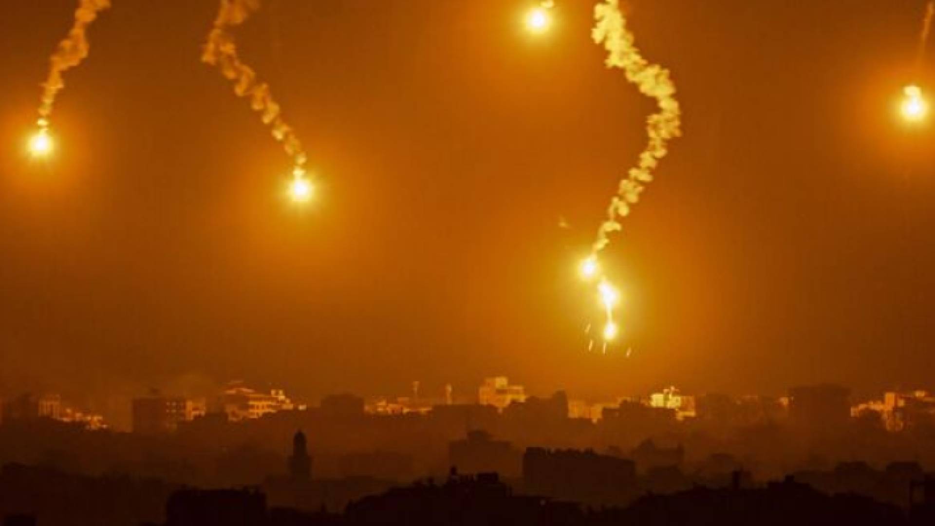 قنابل مضيئة أطلقها الاحتلال على مناطق في غزة