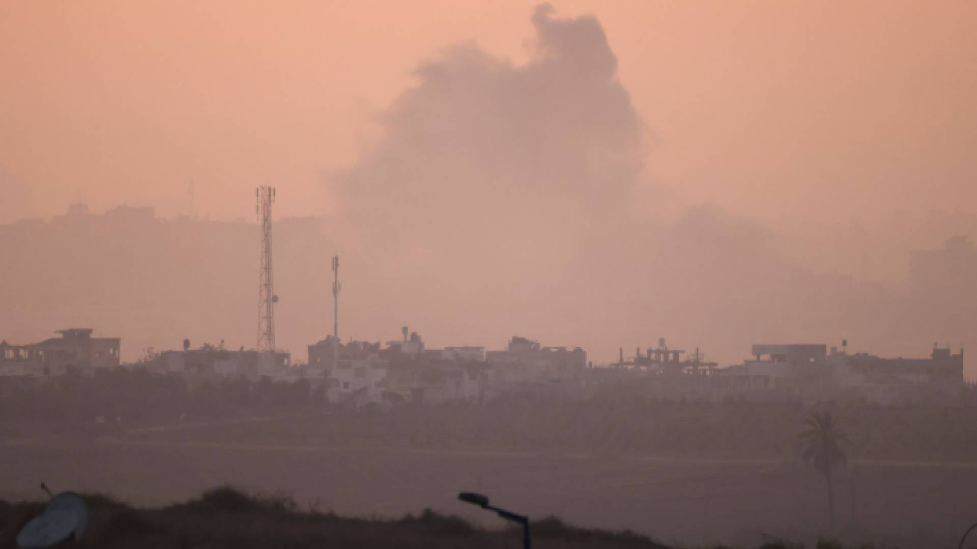 أعمدة دخان نتيجة لصواريخ المقاومة التي أطلقت من قطاع غزة
