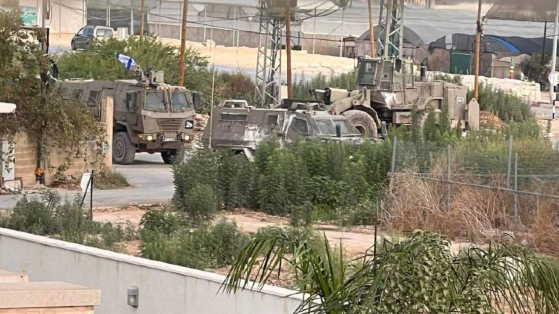 قوات الاحتلال بالقرب من دوار الأحمدين في جنين