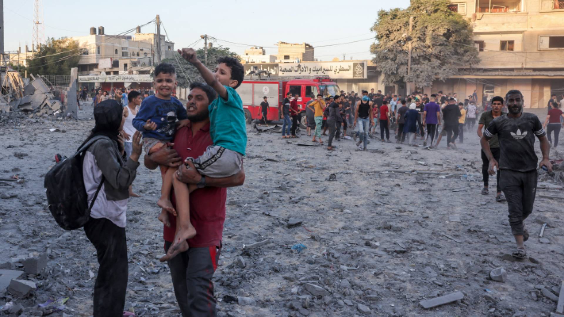 فلسطينيون هربون من قصف الاحتلال