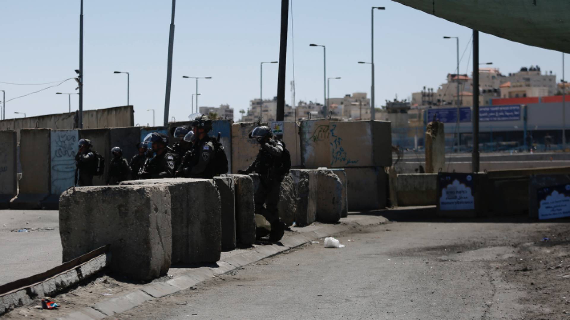 عناصر من قوات الاحتلال الإسرائيلي عند حاجز قلنديا - أرشيفية