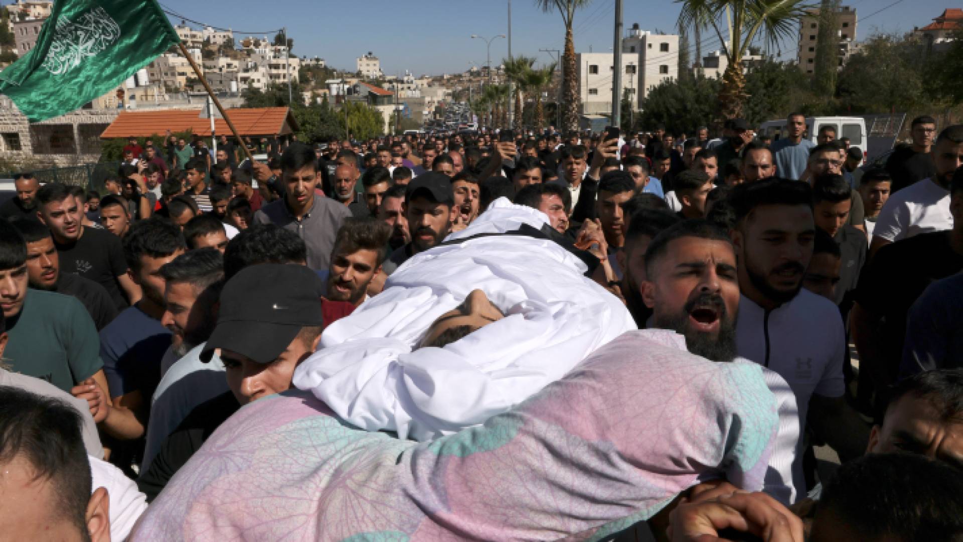 فلسطينيون يشيعون شابا استشهد برصاص قوات الاحتلال في حلحول