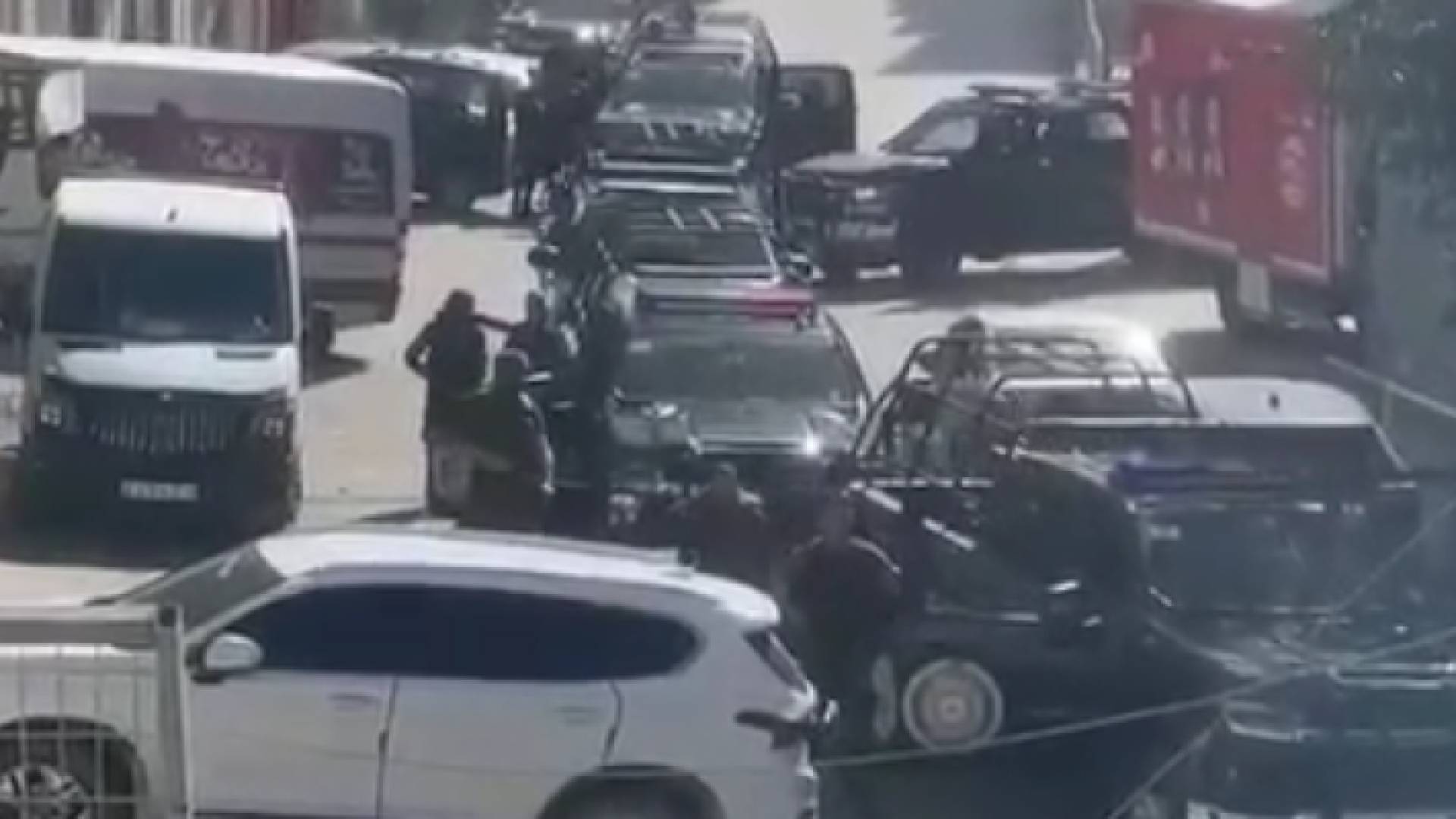 جانب من الاشتباكات بين أجهزة الأمن الفلسطينية ومسلحين في مخيم الجلزون