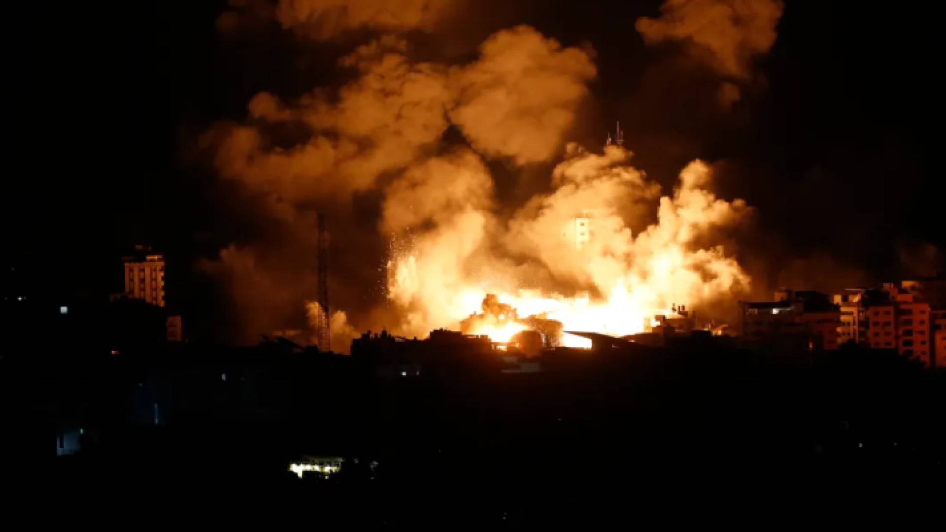 غاارت عنيفة على قطاع غزة