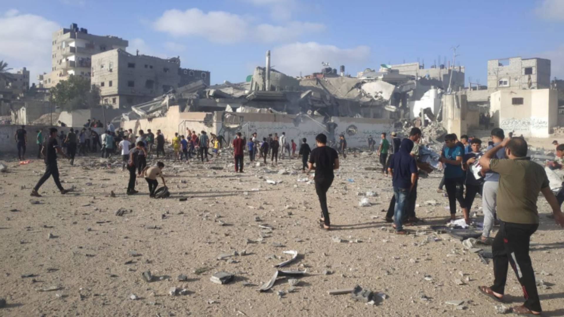 مسجد خالد بن الوليد في مخيم خانيونس الذي تدمر بفعل قصف قوات الاحتلال